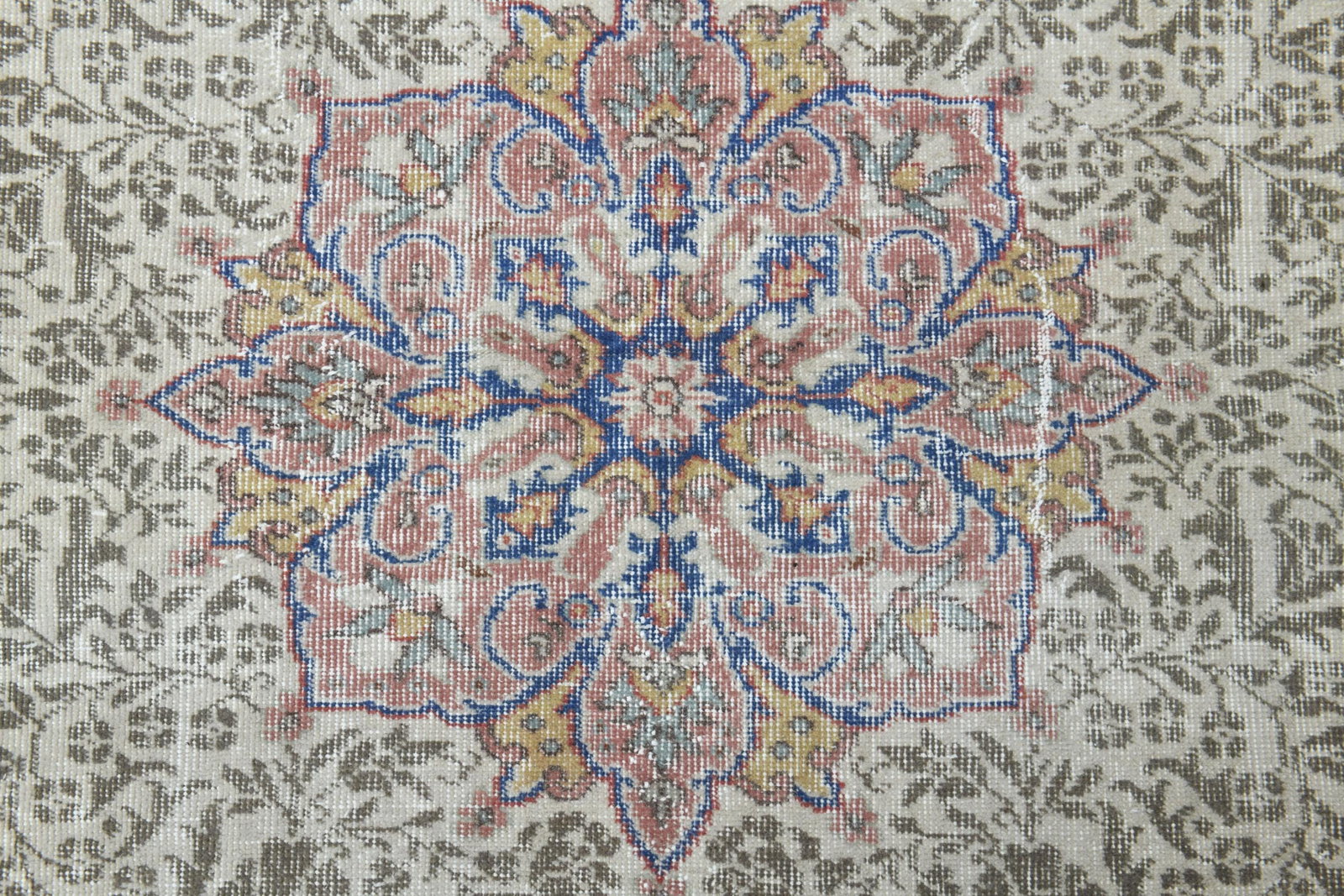 5.1x8.6 ft, PERSIAN STYLE COLORFUL: Title: 5.1x8.6 ft, PERSIAN STYLE COLORFUL Description: This Turkish one-of-a-kind Vintage Turkish Rug is hand-knotted and handwoven by the most skilled artisans who use pure wool, in muted, natural