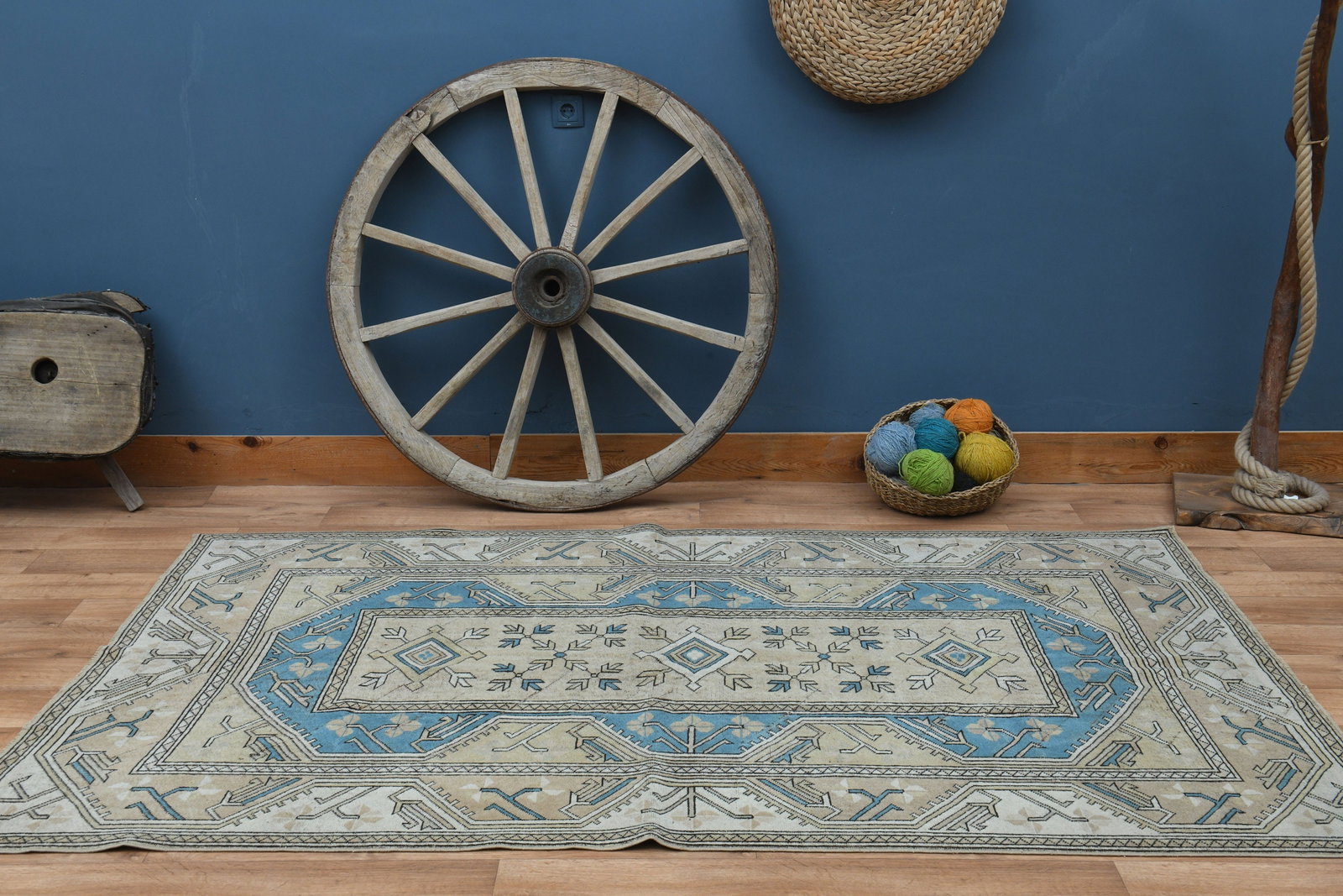 5'2x8'1 ft, BORDERED, TURKISH RUG: Title: 5'2x8'1 ft, BORDERED, TURKISH RUG Description: This Turkish one-of-a-kind Vintage Turkish Rug is hand-knotted and handwoven by the most skilled artisans who use pure wool, in muted, natural ton