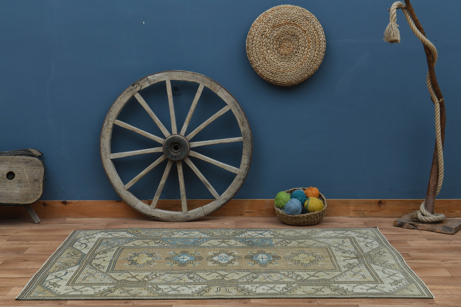 5'1x7'5 ft, GEOMETR?C, OUSHAK RUG: Title: 5'1x7'5 ft, GEOMETR?C, OUSHAK RUG Description: This Turkish one-of-a-kind Vintage Turkish Rug is hand-knotted and handwoven by the most skilled artisans who use pure wool, in muted, natural