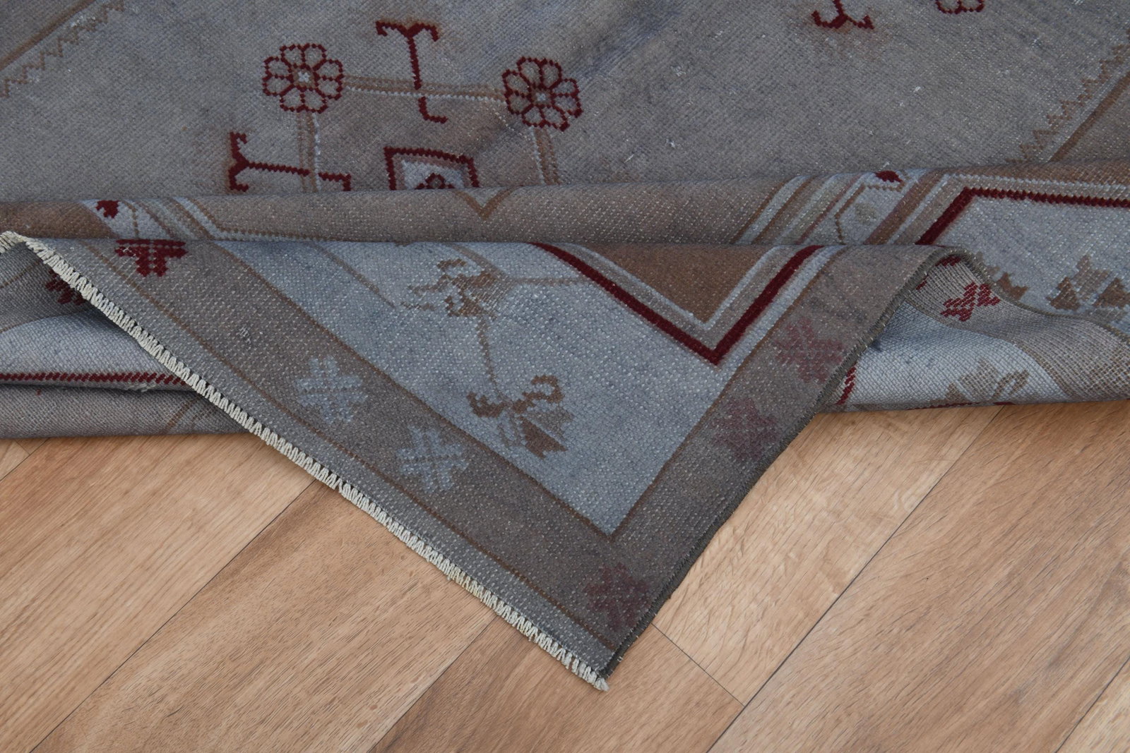 5'3x7'7 ft, MUTED COLORS RUG: Title: 5'3x7'7 ft, MUTED COLORS RUG Description: This Turkish one-of-a-kind Vintage Turkish Rug is hand-knotted and handwoven by the most skilled artisans who use pure wool, in muted, natural tones, a