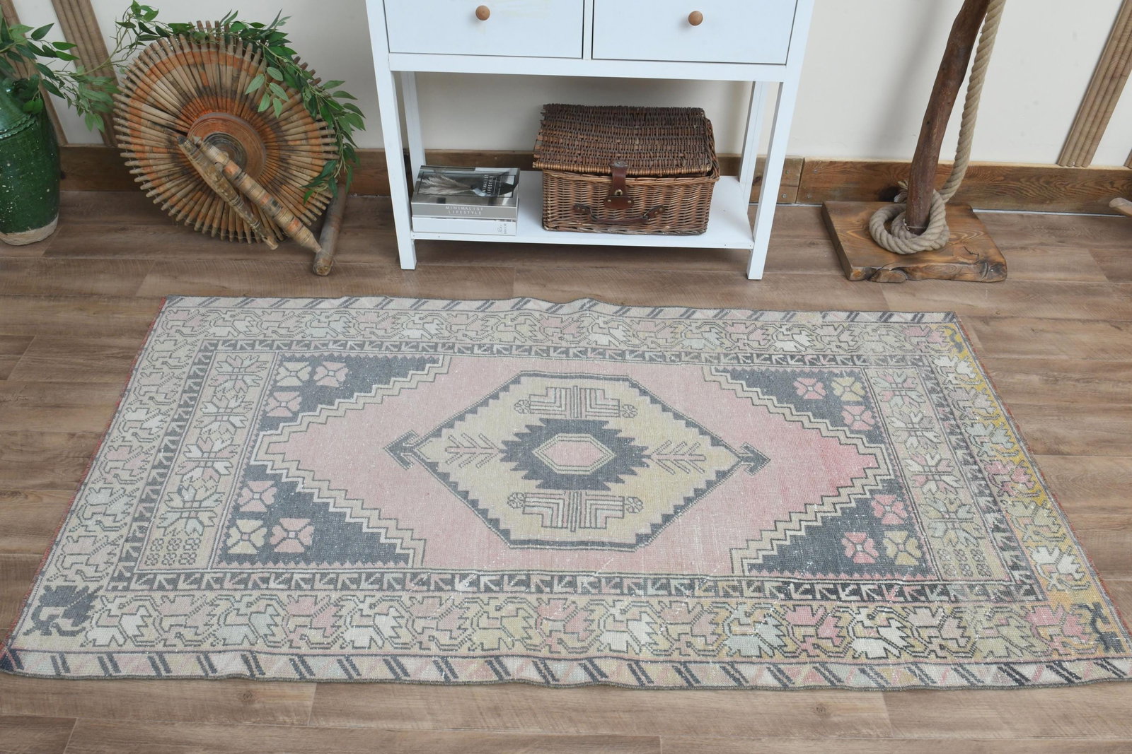4'3x6'2 ft, SPECIAL TURKISH RUG: Title: 4'3x6'2 ft, SPECIAL TURKISH RUG Description: This Turkish one-of-a-kind Vintage Turkish Rug is hand-knotted and handwoven by the most skilled artisans who use pure wool, in muted, natural tones