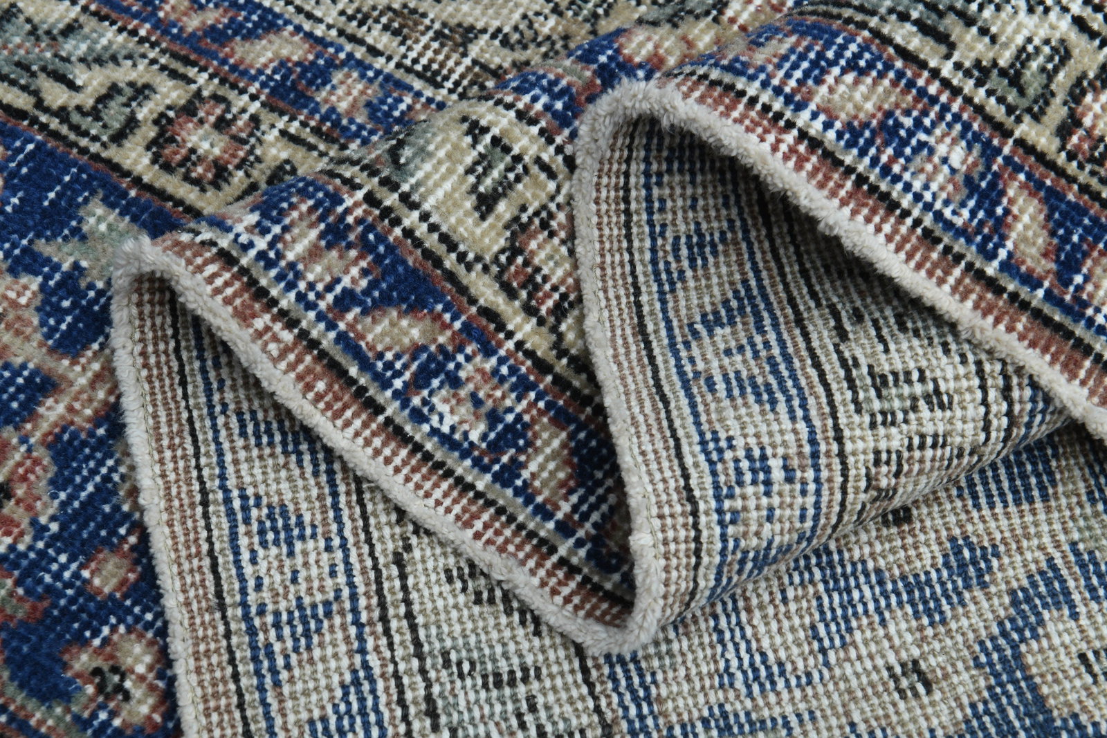 6'7x10'7 ft, PINK VINTAGE RUG: Title: 6'7x10'7 ft, PINK VINTAGE RUG Description: This Turkish one-of-a-kind Vintage Turkish Rug is hand-knotted and handwoven by the most skilled artisans who use pure wool, in muted, natural tones, 