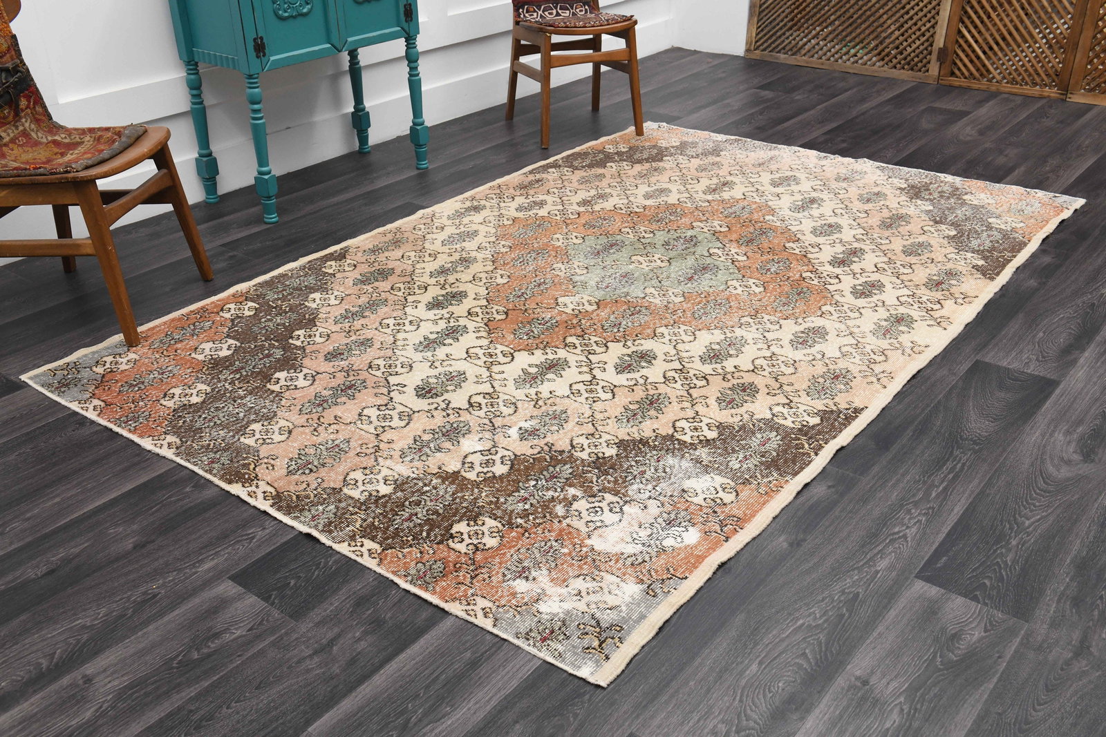 5.9.x9.2 ft, TURKISH Rug, Oushak: Title: 5.9.x9.2 ft, TURKISH Rug, Oushak Description: This Turkish one-of-a-kind Vintage Turkish Rug is hand-knotted and handwoven by the most skilled artisans who use pure wool, in muted, natural tone
