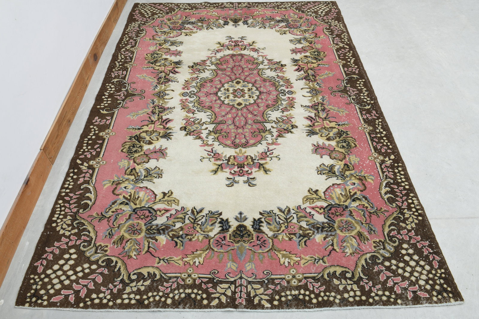 6.8x9.8 ft, FLORAL AREA RUG: Title: 6.8x9.8 ft, FLORAL AREA RUG Description: This Turkish one-of-a-kind Vintage Turkish Rug is hand-knotted and handwoven by the most skilled artisans who use pure wool, in muted, natural tones, an