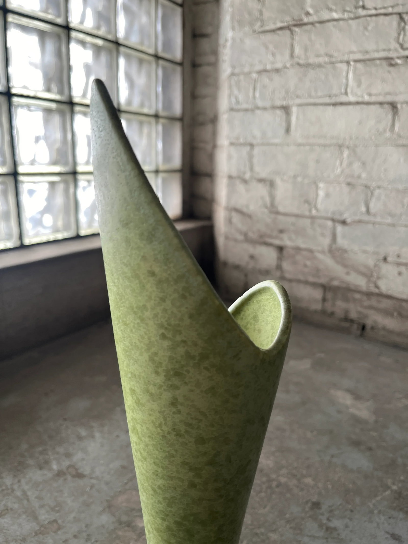 Mid-Century Modern "Eccentric Vase" by Haeger in Avocado Green - 8