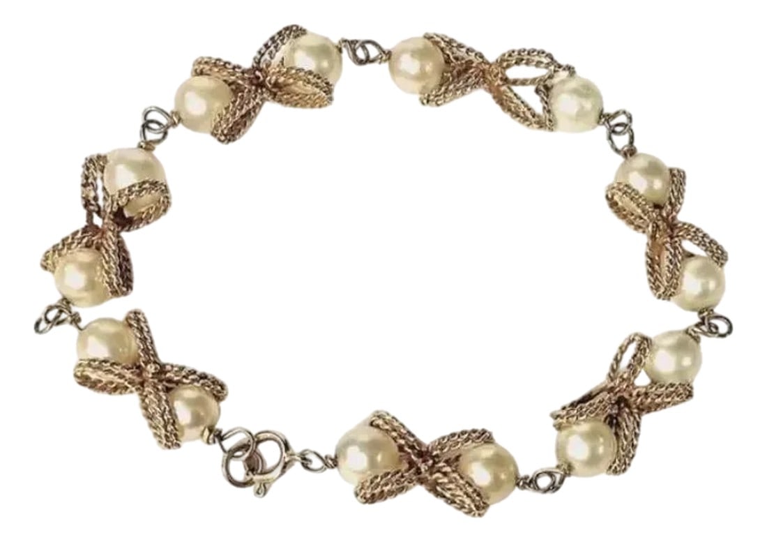 Vintage 14k Yellow Gold and Pearl Bracelet: 14k yellow gold and pearl bracelet. 13.93gTW. 8" Length. Marked 14k. Condition: Alterations: Original Condition Unaltered Imperfections: Some Imperfections Condition Notes: Excellent condition with