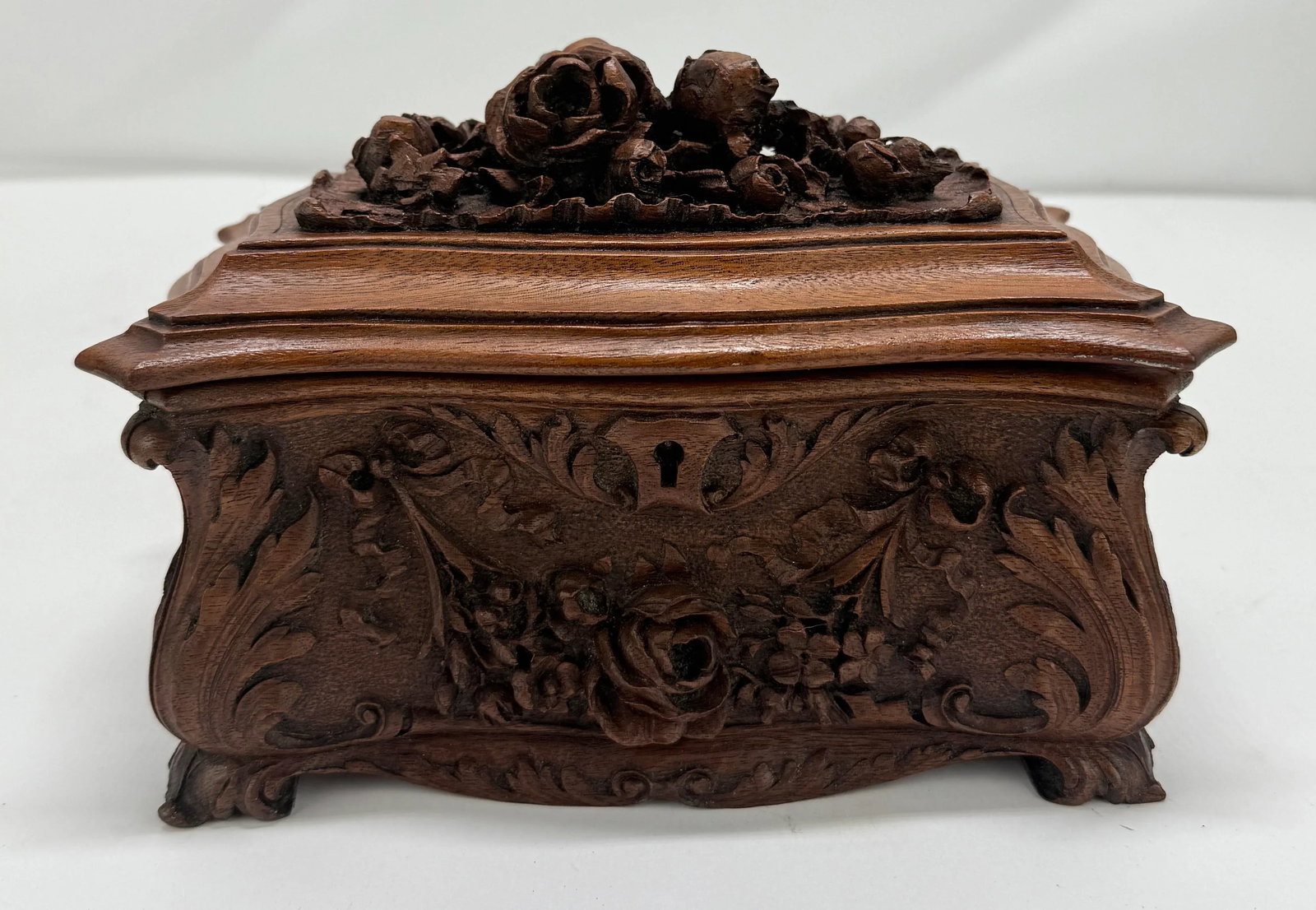 19th Century, Black Forest Carved Walnut Jewelry Casket Brienz Region - 2