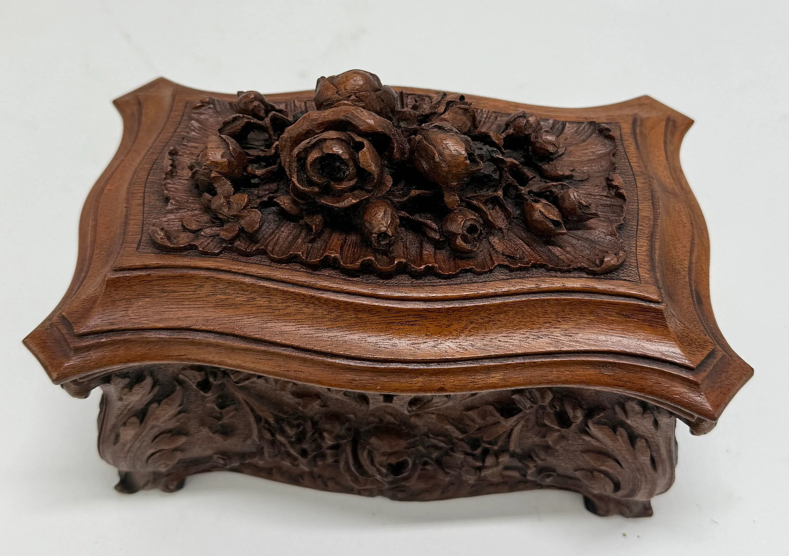 19th Century, Black Forest Carved Walnut Jewelry Casket Brienz Region - 4