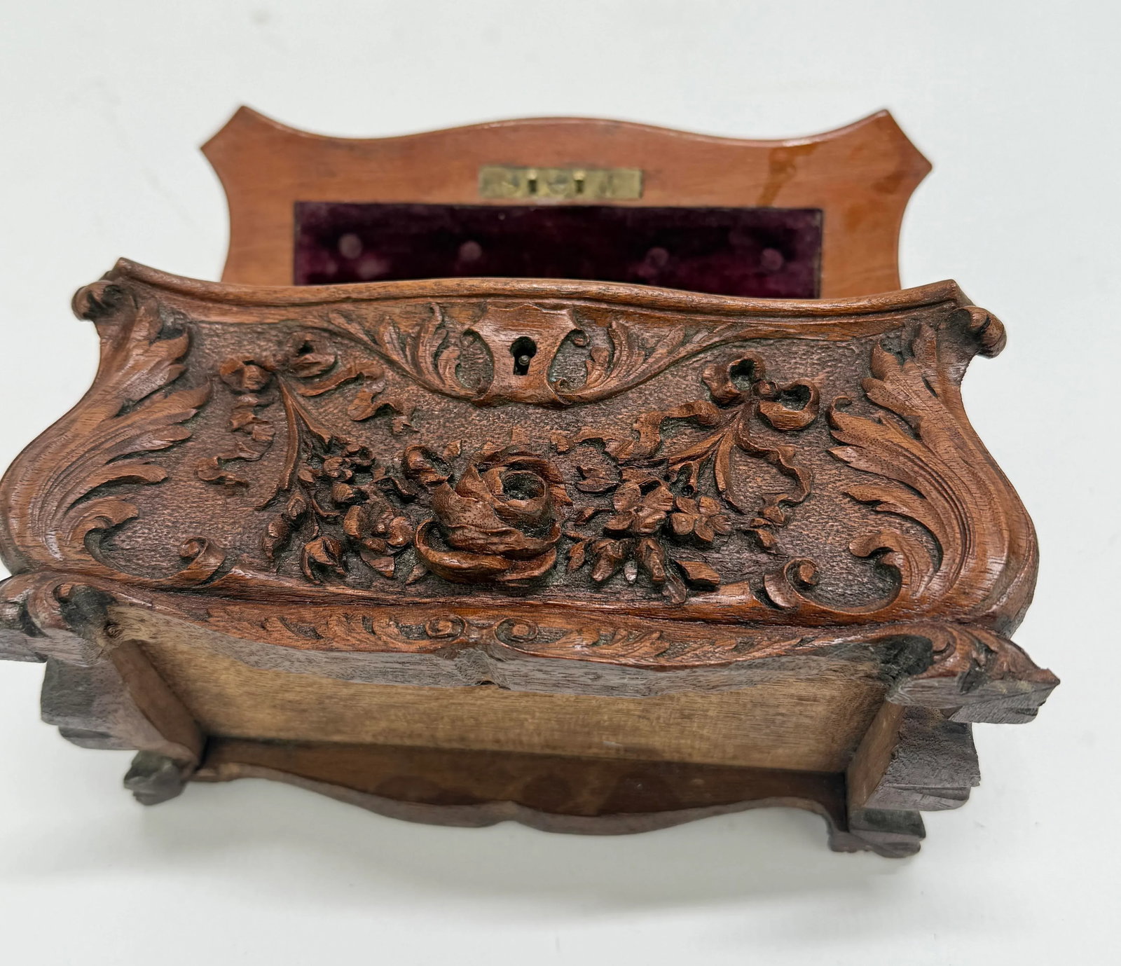 19th Century, Black Forest Carved Walnut Jewelry Casket Brienz Region - 9
