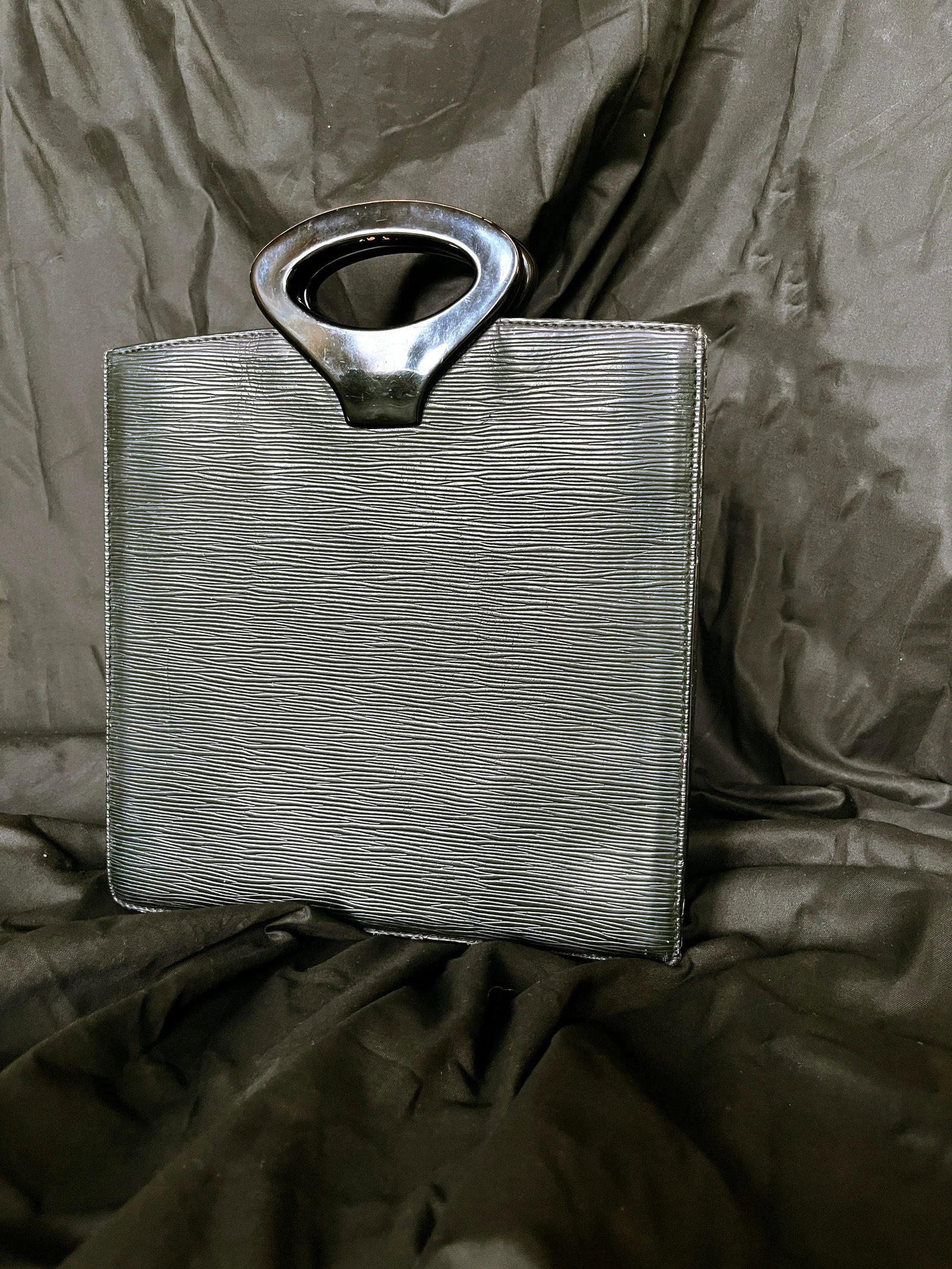 Vintage 1980s Louis Vuitton Black Epi Ombre Clutch With Resin Handles - 4