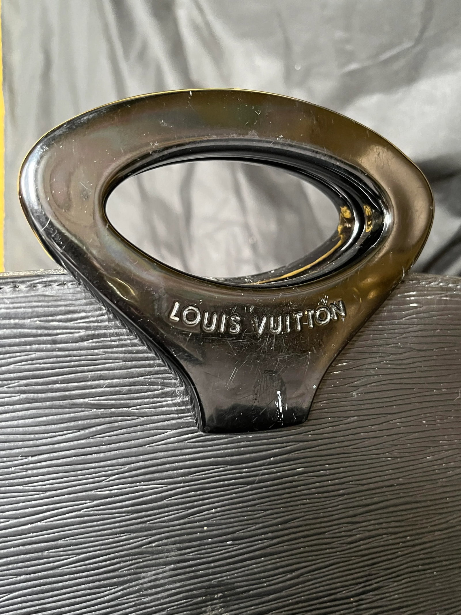 Vintage 1980s Louis Vuitton Black Epi Ombre Clutch With Resin Handles - 5