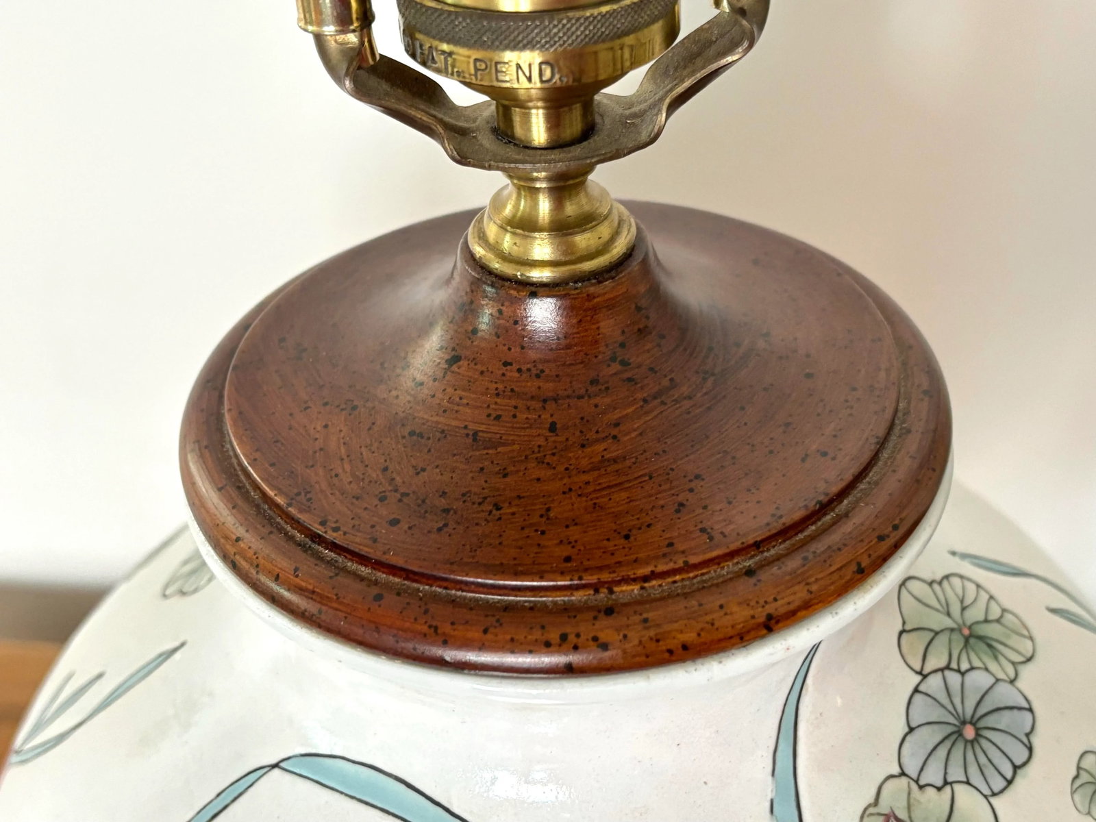 1980s Chinoiserie Style Wildwood Lamp With Lotus and Waterfowl Motif - 7