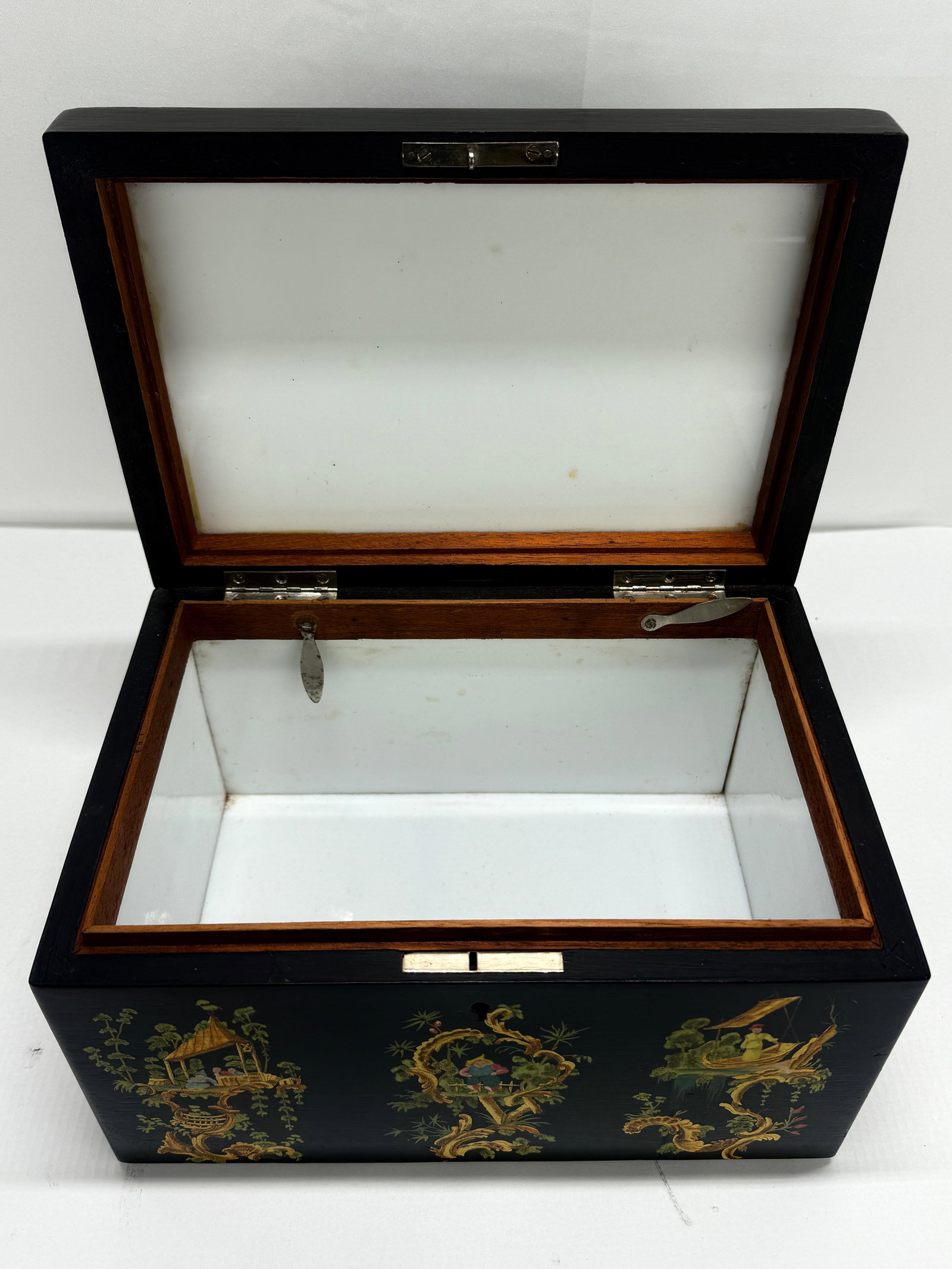 Chinoiserie Japanned Humidor Box England, Early to Mid-20th Century - 7