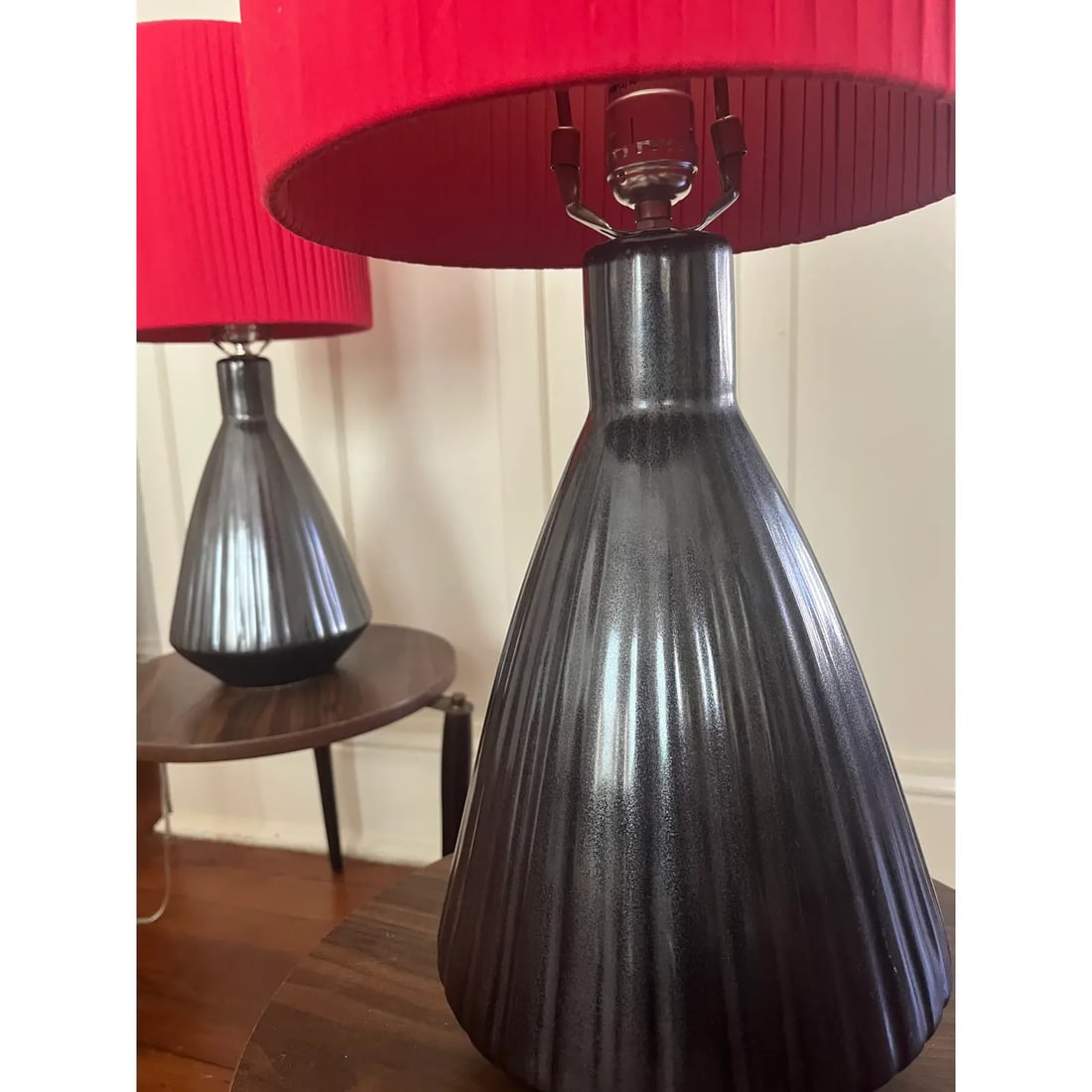 Pair of 1980s Postmodern Ceramic Lamps With Custom Red Pleated Shades - 5