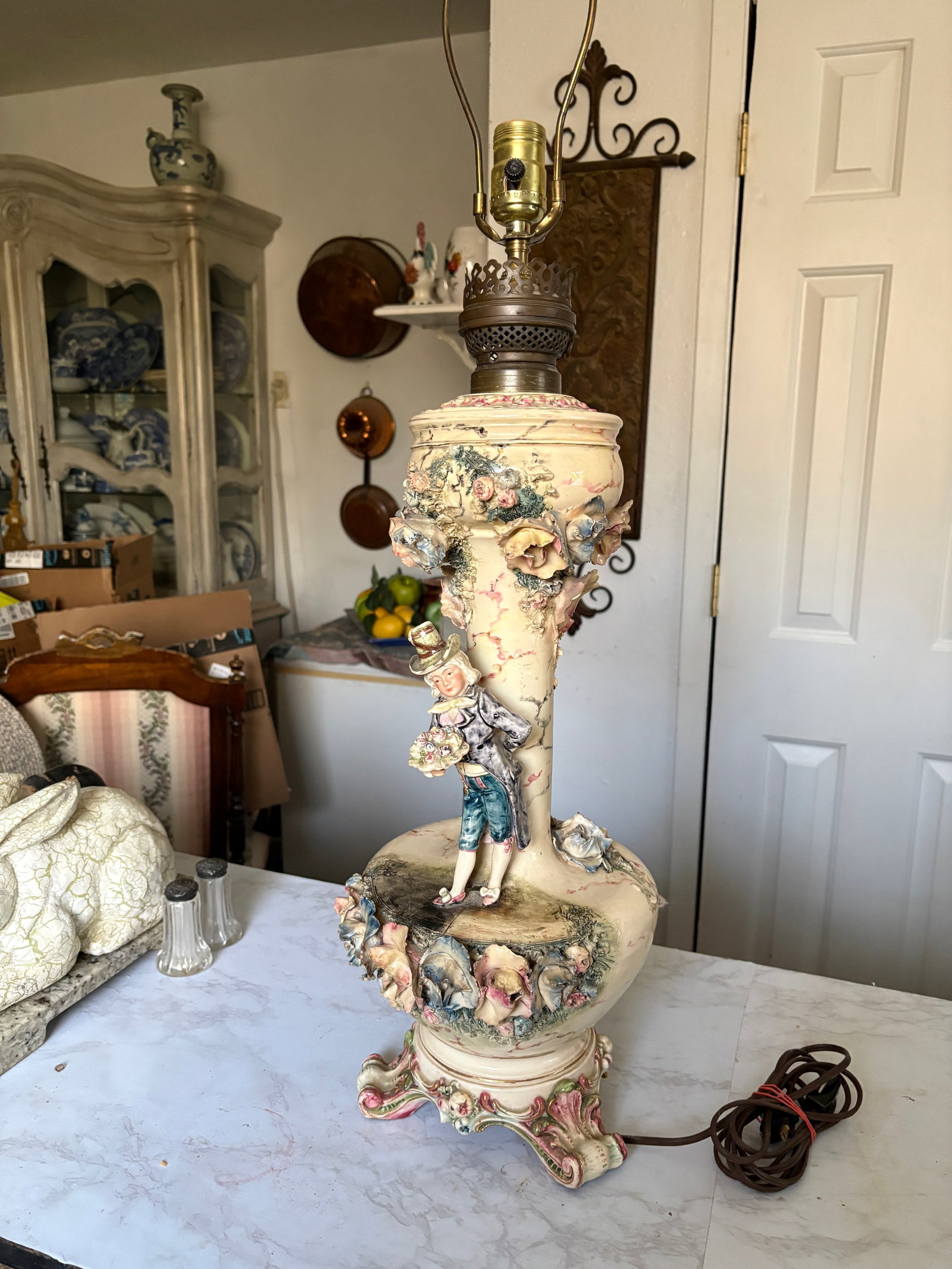 Late 19th Century Dresden Style Converted Kerosene Lamp. One Working Lamp. - 10