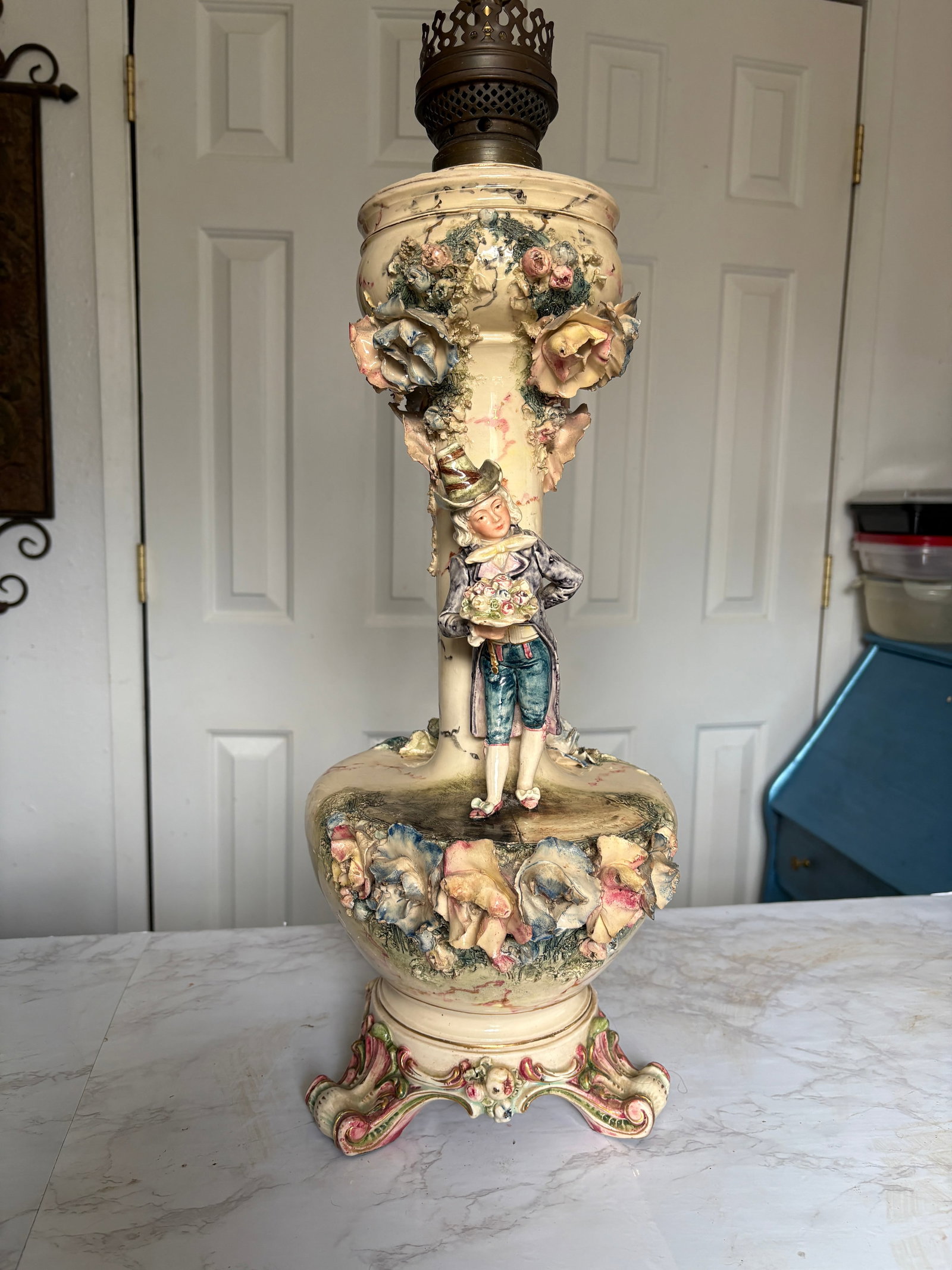 Late 19th Century Dresden Style Converted Kerosene Lamp. One Working Lamp. - 3