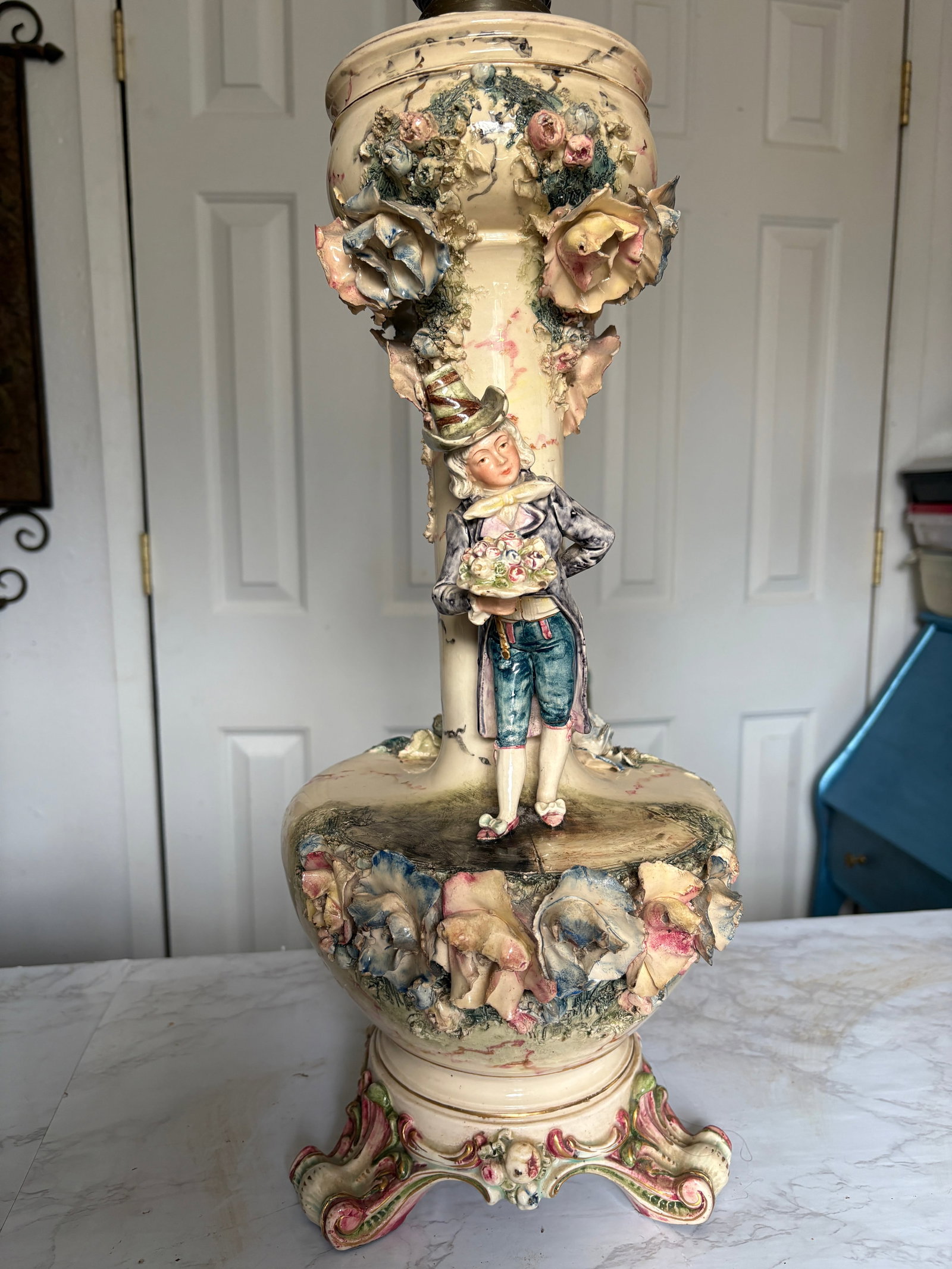 Late 19th Century Dresden Style Converted Kerosene Lamp. One Working Lamp. - 4