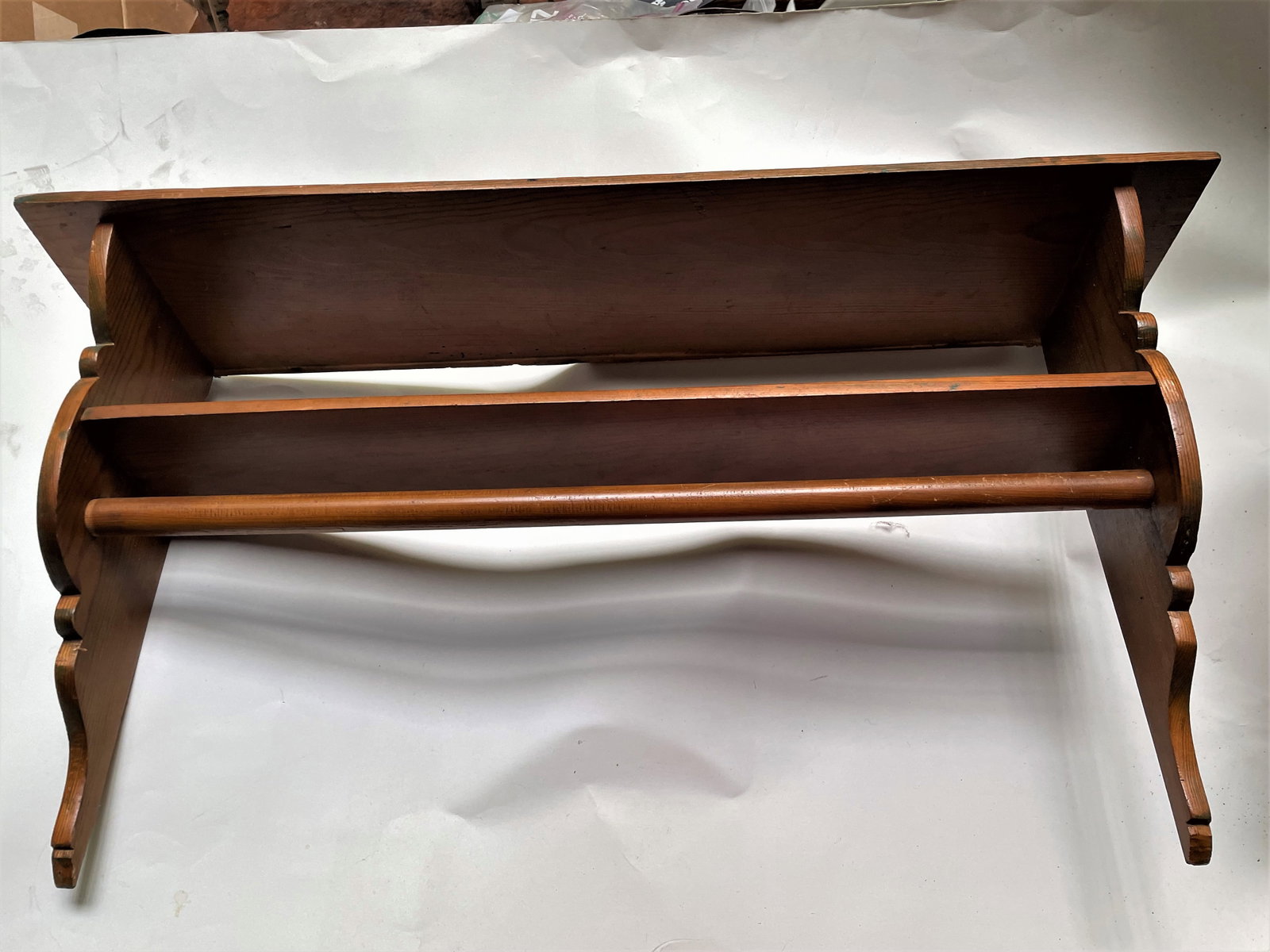 Late 20th Century Country Primitive Cabin Pine 2 Tier Wall Shelf W/ Shaped Sides & Coat Rack Rod - 4