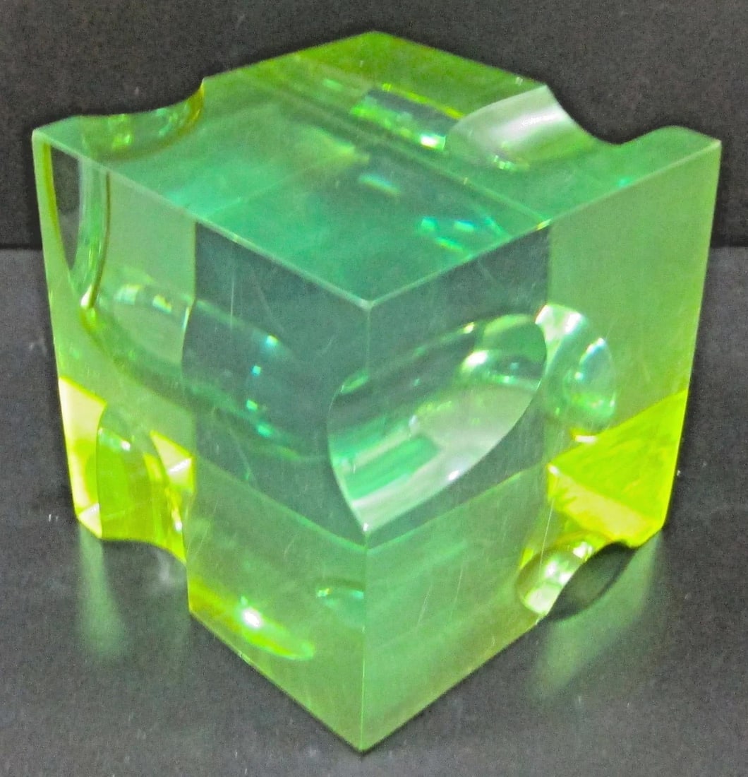 1960s Mid-Century Optical Light and Space Sculpture Green Lucite Cube Attributed to Roz Stroll - 5