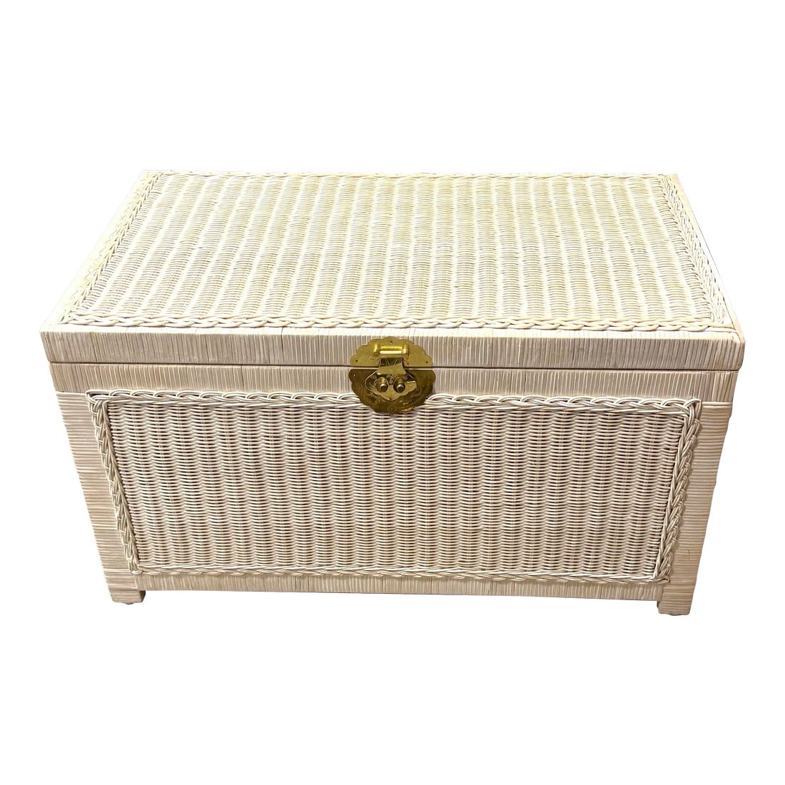 Late 20th Century Damita Scallop Rattan Storage Chest: This Damita storage bench is constructed from Rattan and lined with a mahogany wood interior giving you convenient storage space, perfect for organizing and declutterring. The bohemian rustic style an