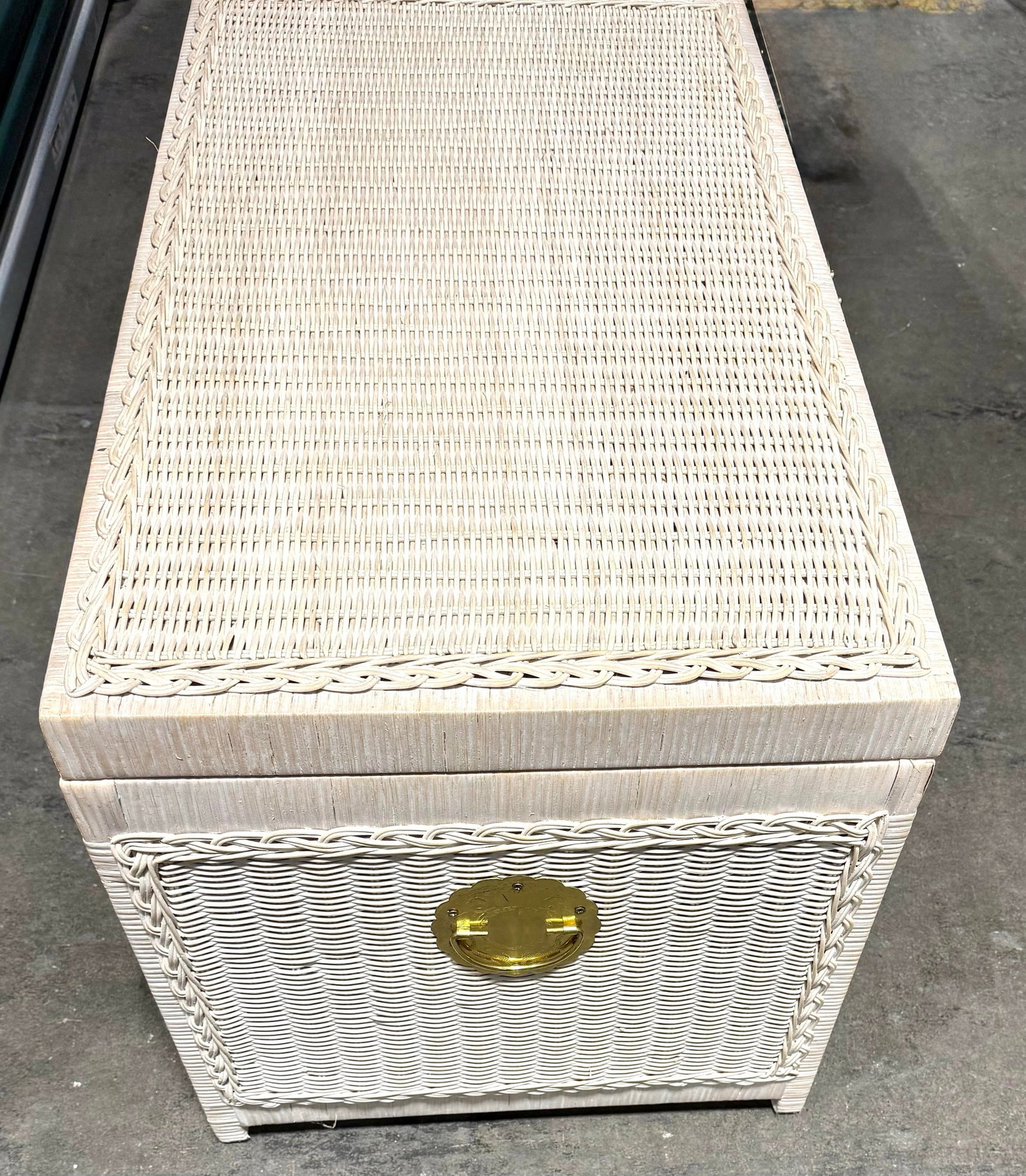 Late 20th Century Damita Scallop Rattan Storage Chest - 3