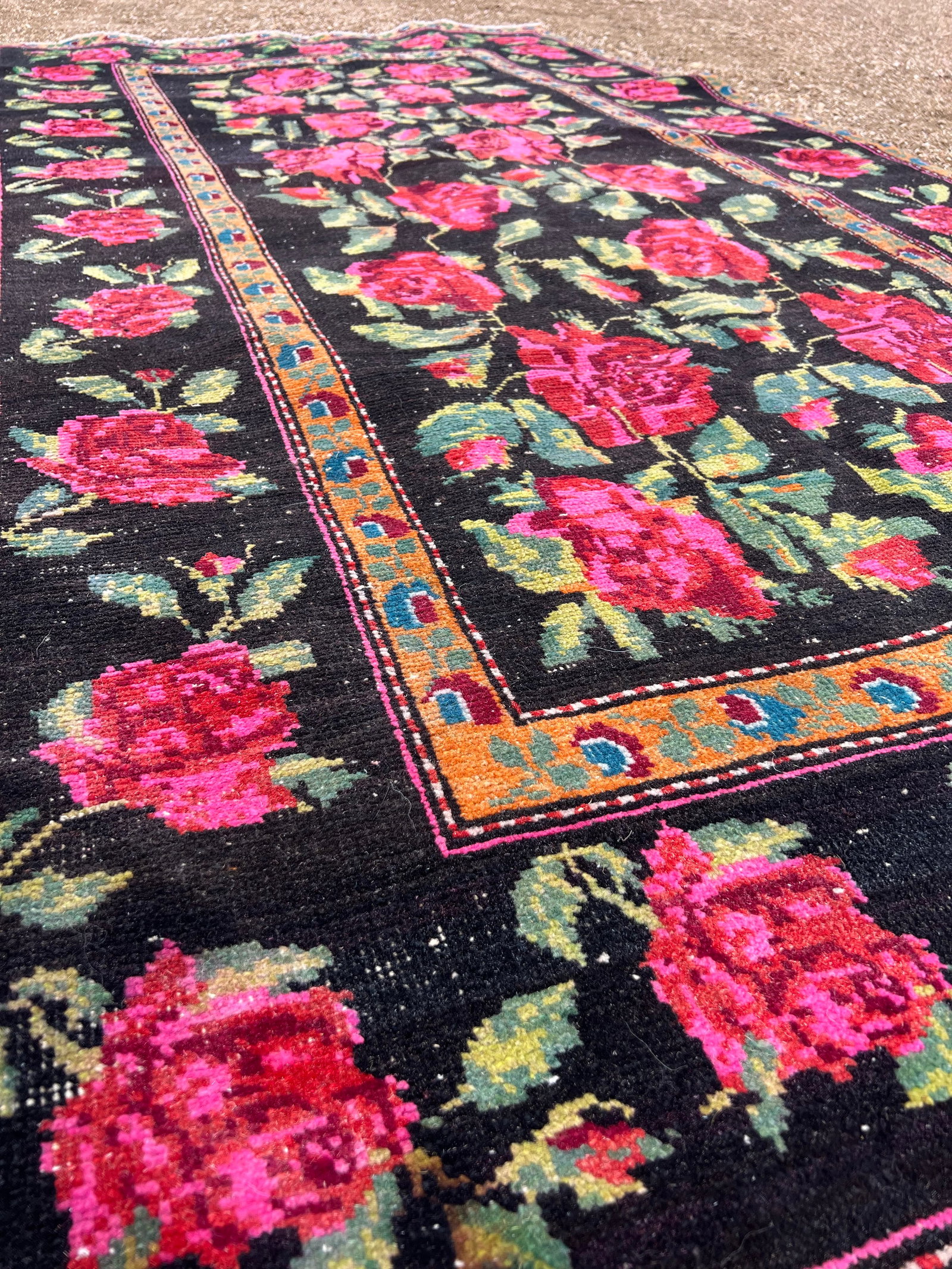 Vibrant 1940s Karabagh Rug, Bold Rose Motifs on Deep Black Field - 4