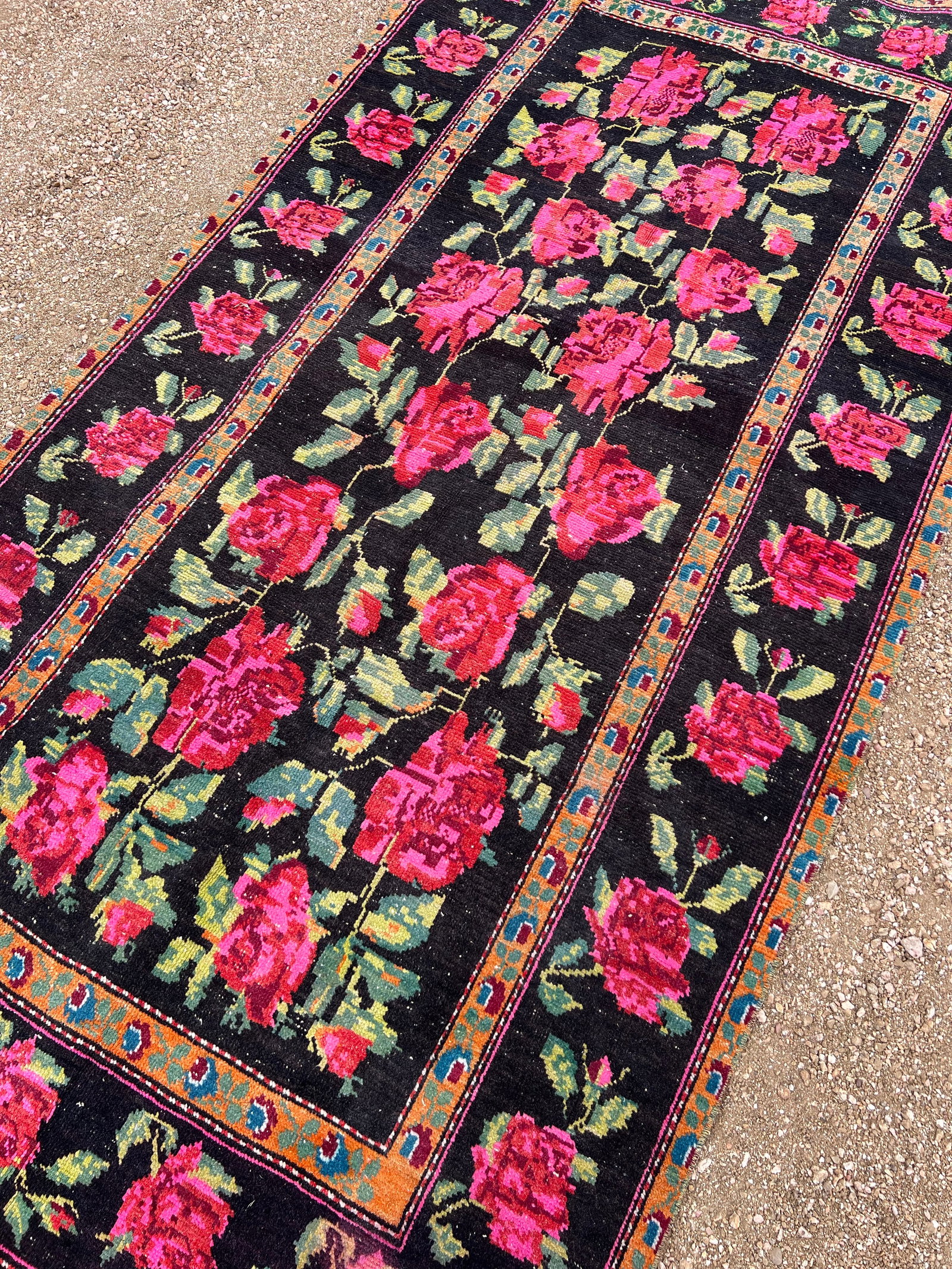 Vibrant 1940s Karabagh Rug, Bold Rose Motifs on Deep Black Field - 5