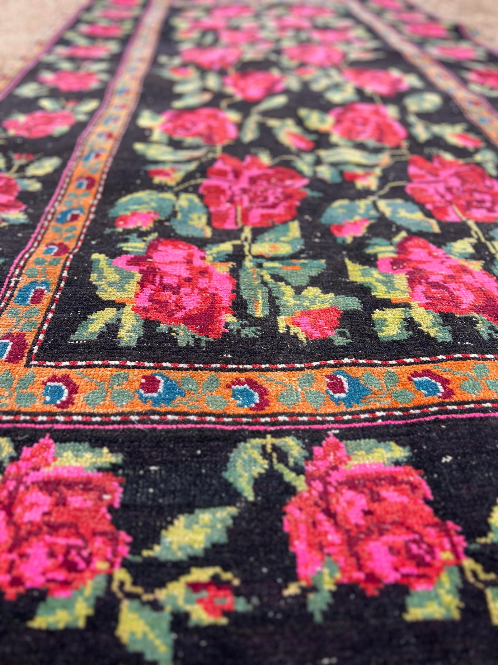 Vibrant 1940s Karabagh Rug, Bold Rose Motifs on Deep Black Field - 7