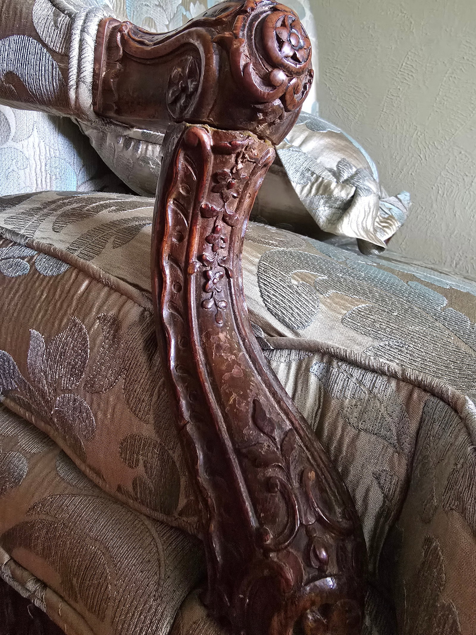 Pair of Early 18th Century Bergere Armchairs, Hand-Carved Walnut, Made in France - 12