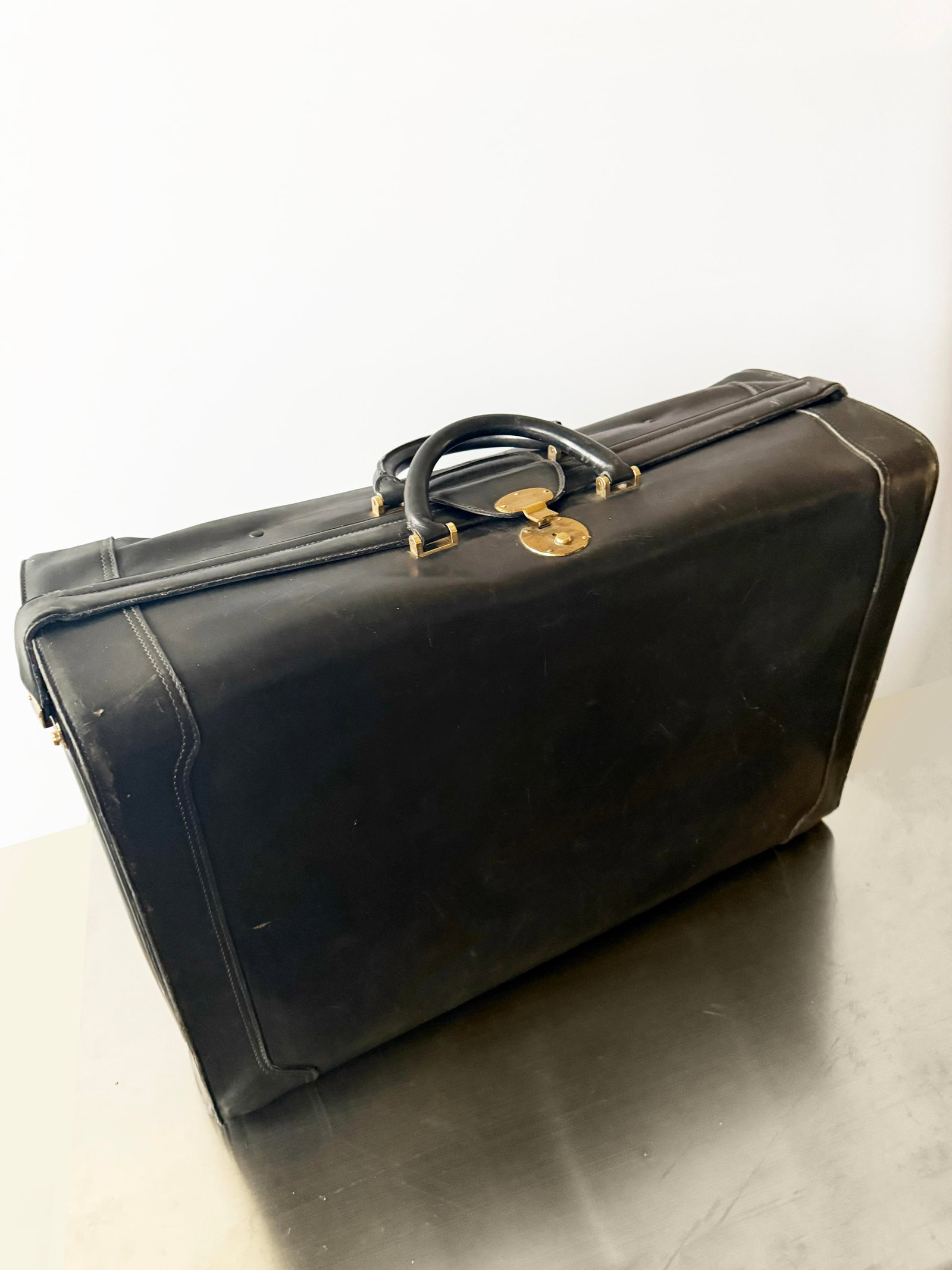 Large 1960s Full Leather Black Gucci Suitcase - 2