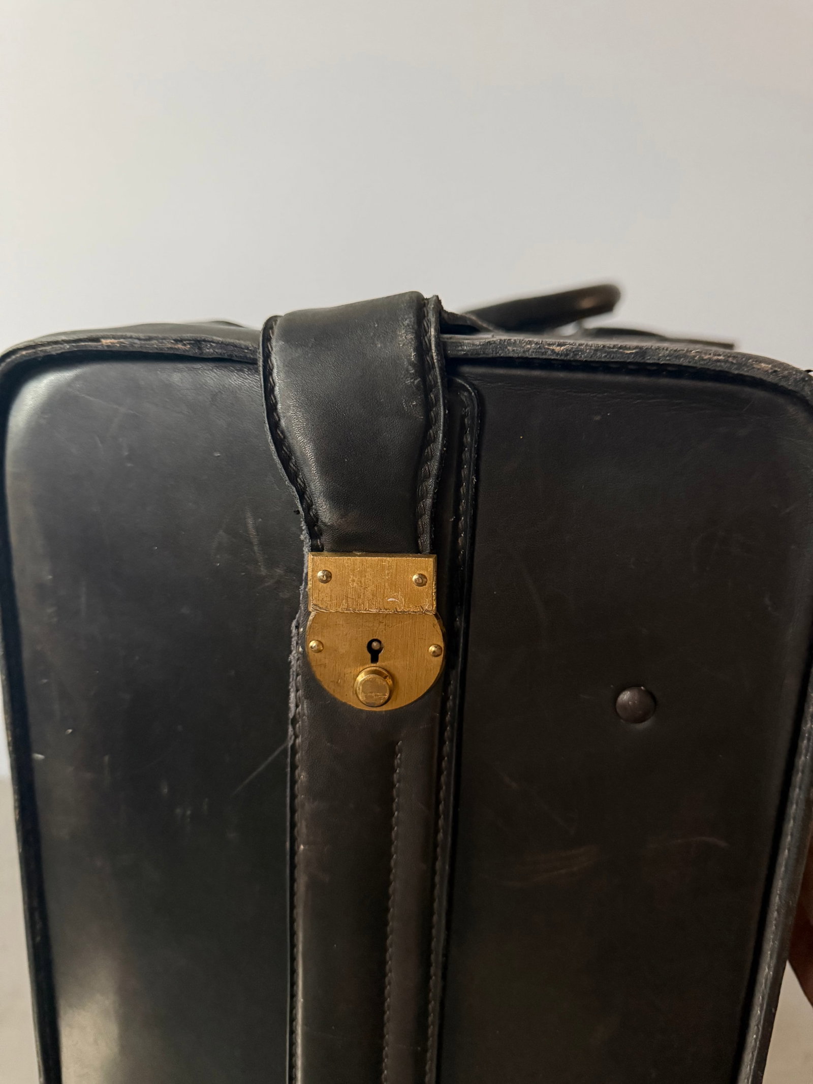 Large 1960s Full Leather Black Gucci Suitcase - 6