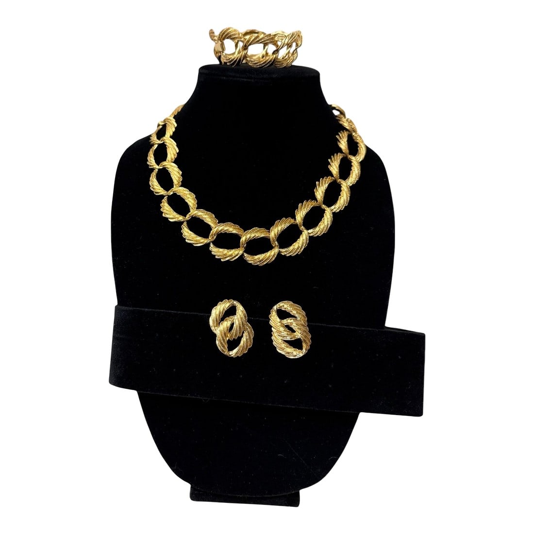 Vintage Napier Gold Tone Chain Link Jewelry Set - Necklace Bracelet Earrings, 4 Pieces: Excellent complete vintage custome jewelry set by Napier. Textured gold tone chain link. Marked Napier on each piece. Necklace measures 19" long with 1" links with fold over clasp Bracelet 7" long