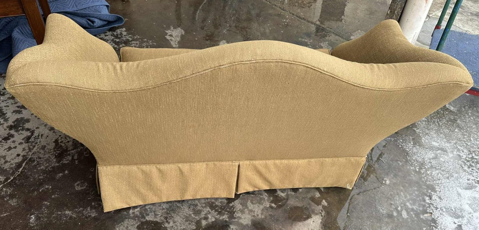 Baker Furniture Company Camelback Loveseat Upholstered in Gold Luxury Fabric - Vintage Early 21st Ce - 6