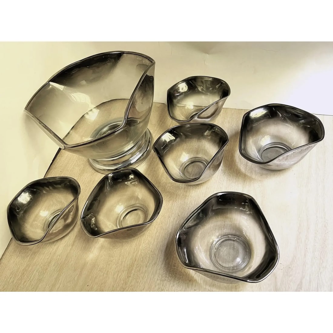 Mid 20th Century Dorothy Thorpe Queens Vitreon Lusterware Triangular 7 Piece Salad Serving Bowls Set - 3