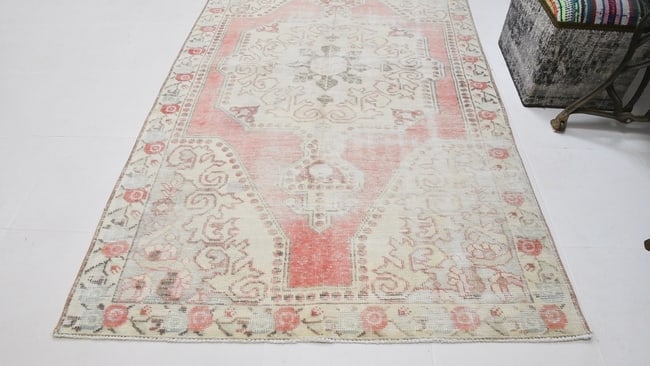 4'4'' x 7'3'' Handmade Vintage Wool Rug - 21840 - 17