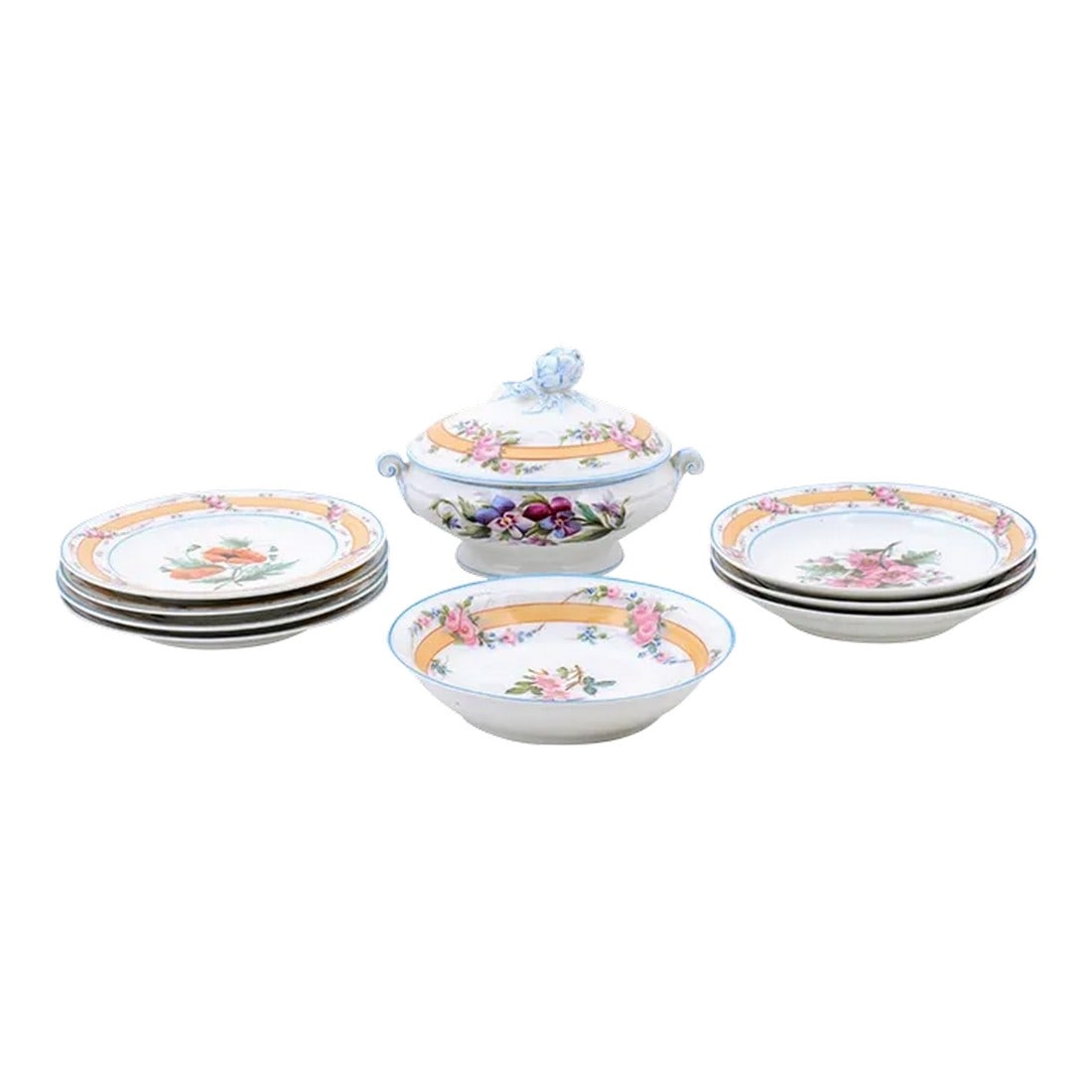 19th Century Porcelaine de Paris Floral Dish Set with Casserole and Plates Set- 9 Pieces: A Porcelaine de Paris dish set from the 19th century, with floral décor. Created in France during the 19th century, this Paris Porcelain dish set attracts our attention with its delicate