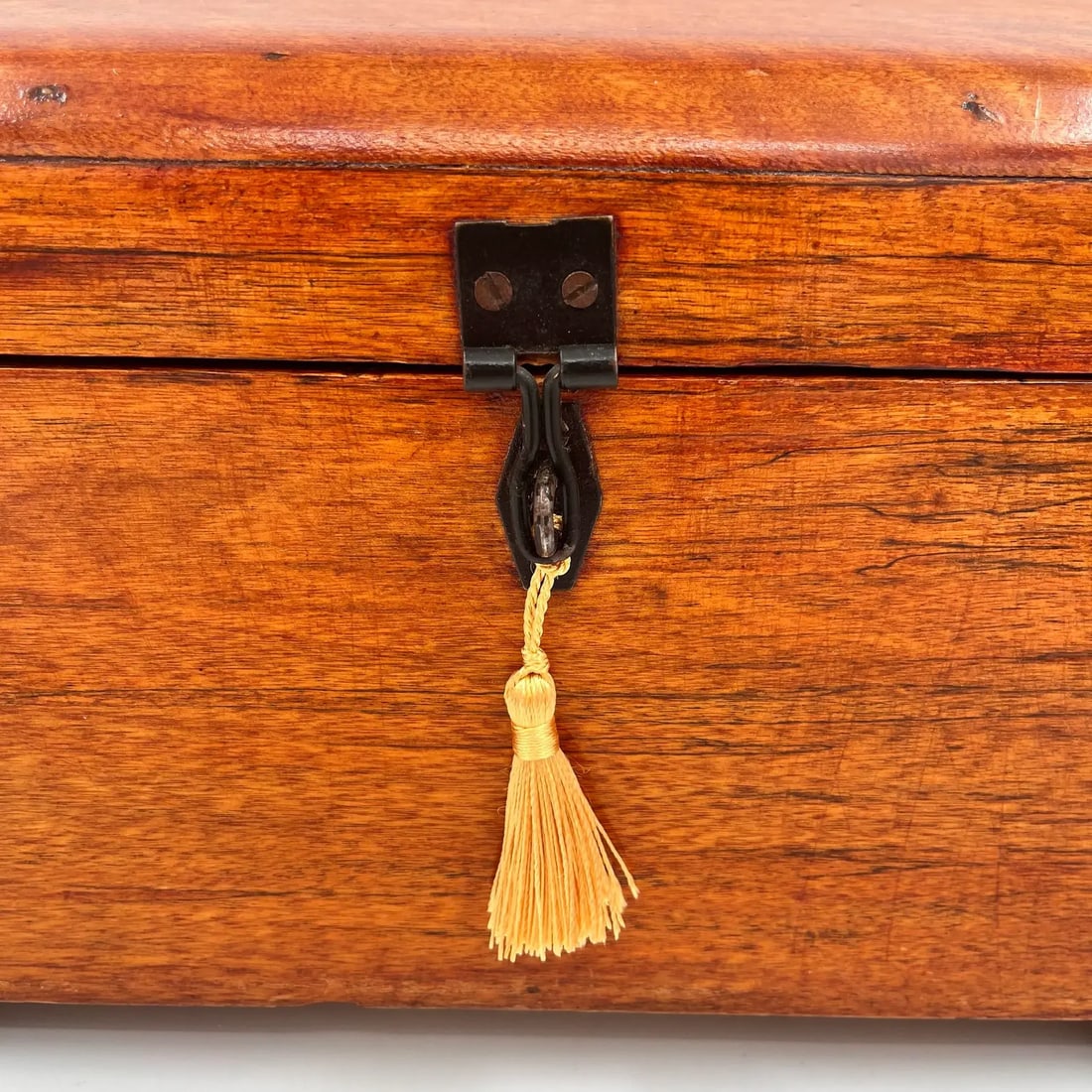 Early 20th Century Tiger Maple Rustic Footed Box With Domed Lid and Gold Tassel - 10