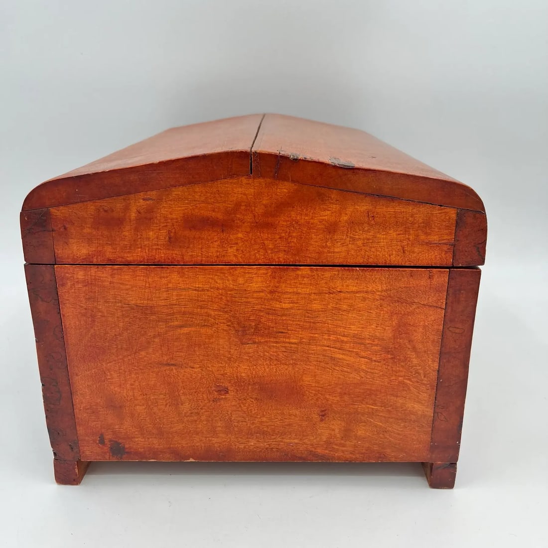 Early 20th Century Tiger Maple Rustic Footed Box With Domed Lid and Gold Tassel - 5