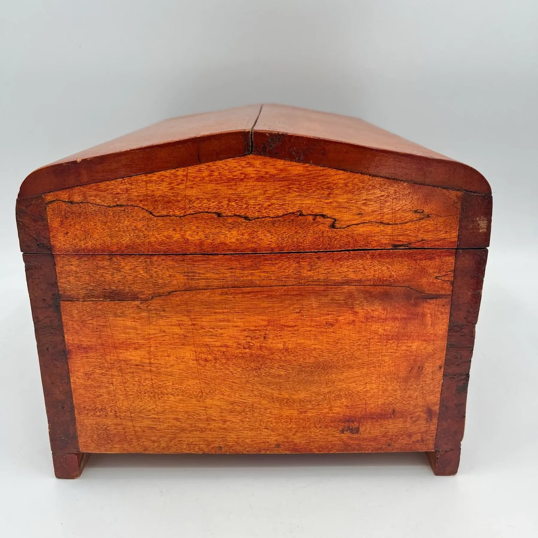 Early 20th Century Tiger Maple Rustic Footed Box With Domed Lid and Gold Tassel - 7