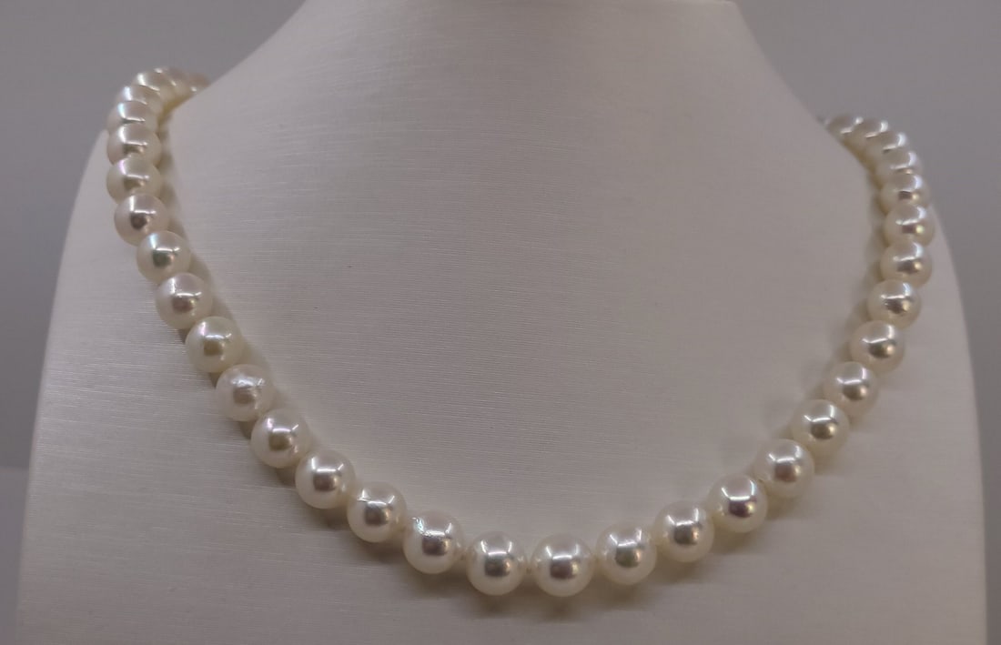 Necklace 8x8.5mm Bright Akoya pearls: Title: Necklace 8x8.5mm Bright Akoya pearls Description: A beautiful pearl necklace of white saltwater AAA Akoya pearls with exceptional lustre, finished with a solid silver clasp. The classic Akoya