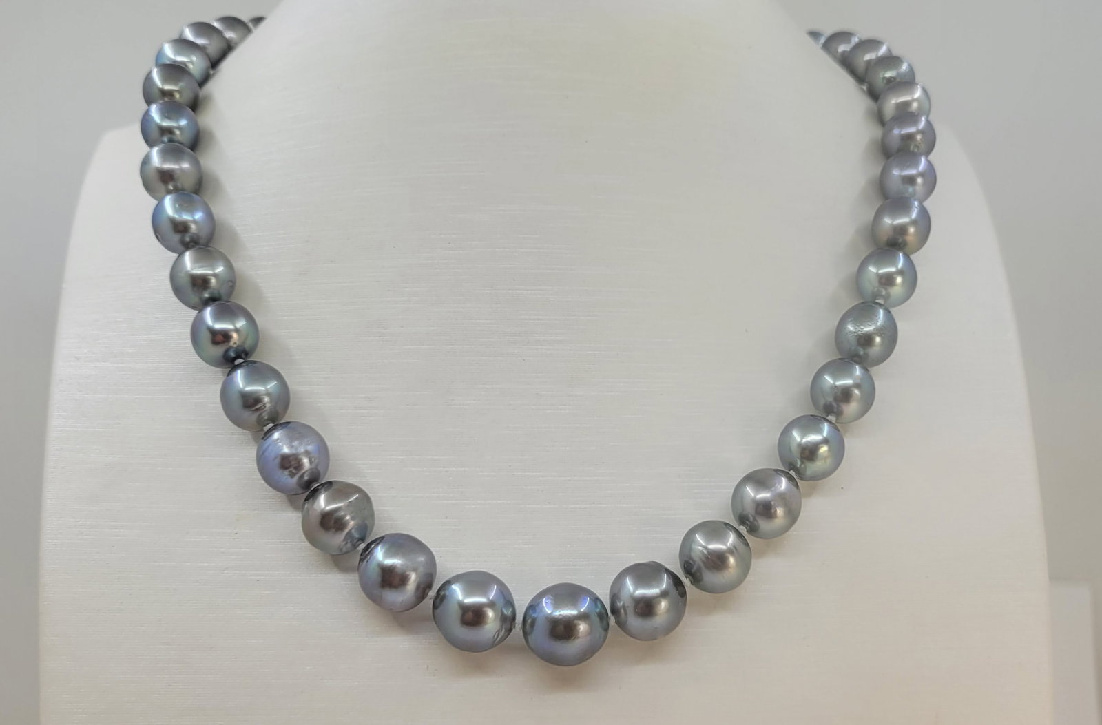 Necklace PSL Certified Tahitian Pearls - 8.0x10.9mm: Title: Necklace PSL Certified Tahitian Pearls - 8.0x10.9mm Description: This necklace is in the category of the Tahitian Pearls according to the tested results and the P.S.L criteria. Emerging from th