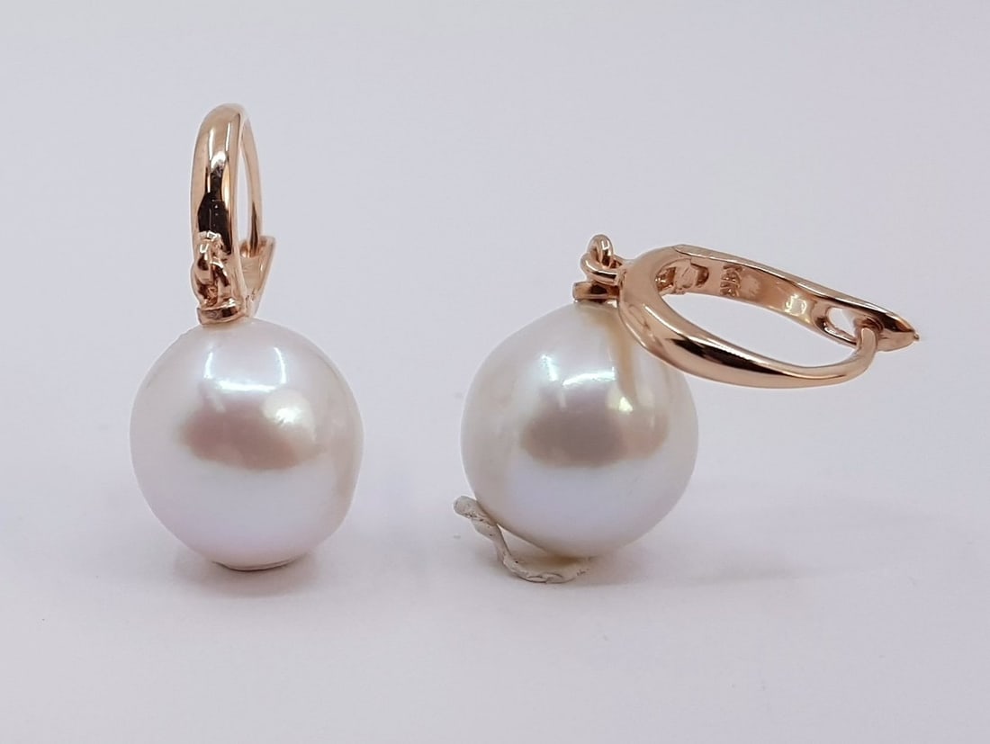Earrings - 14 kt. Rose gold - 10x11mm Edison Pearls: Title: Earrings - 14 kt. Rose gold - 10x11mm Edison Pearls Description: A Pair of Edison pearl earrings, that have been hand drawn in 14kt. gold and can be worn throughout the day and evening. These c