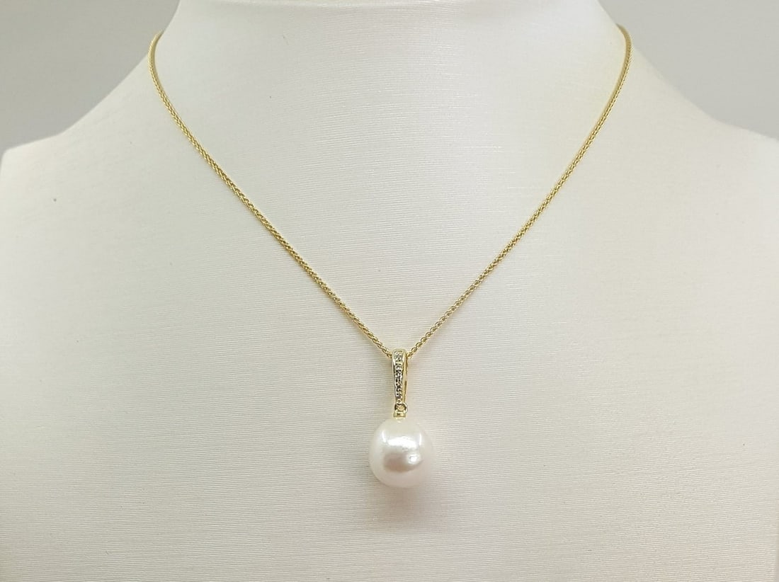 14 kt. Gold - Necklace with pendant - 11.5mm Vibrant White Edison Freshwater Pearl - 0.04ct: Title: 14 kt. Gold - Necklace with pendant - 11.5mm Vibrant White Edison Freshwater Pearl - 0.04ct Description: Emerging from the warm waters of Southeast Ashi, this pearl has been selected for its