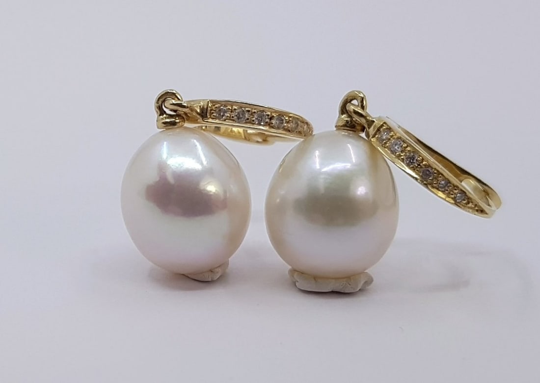 10.5mm White Edison Pearl Drops - 0.09Ct - 14 kt. Gold - Earrings: Title: 10.5mm White Edison Pearl Drops - 0.09Ct - 14 kt. Gold - Earrings Description: A Pair of Edison pearl earrings, that have been hand drawn in 14kt. gold and can be worn throughout the day and