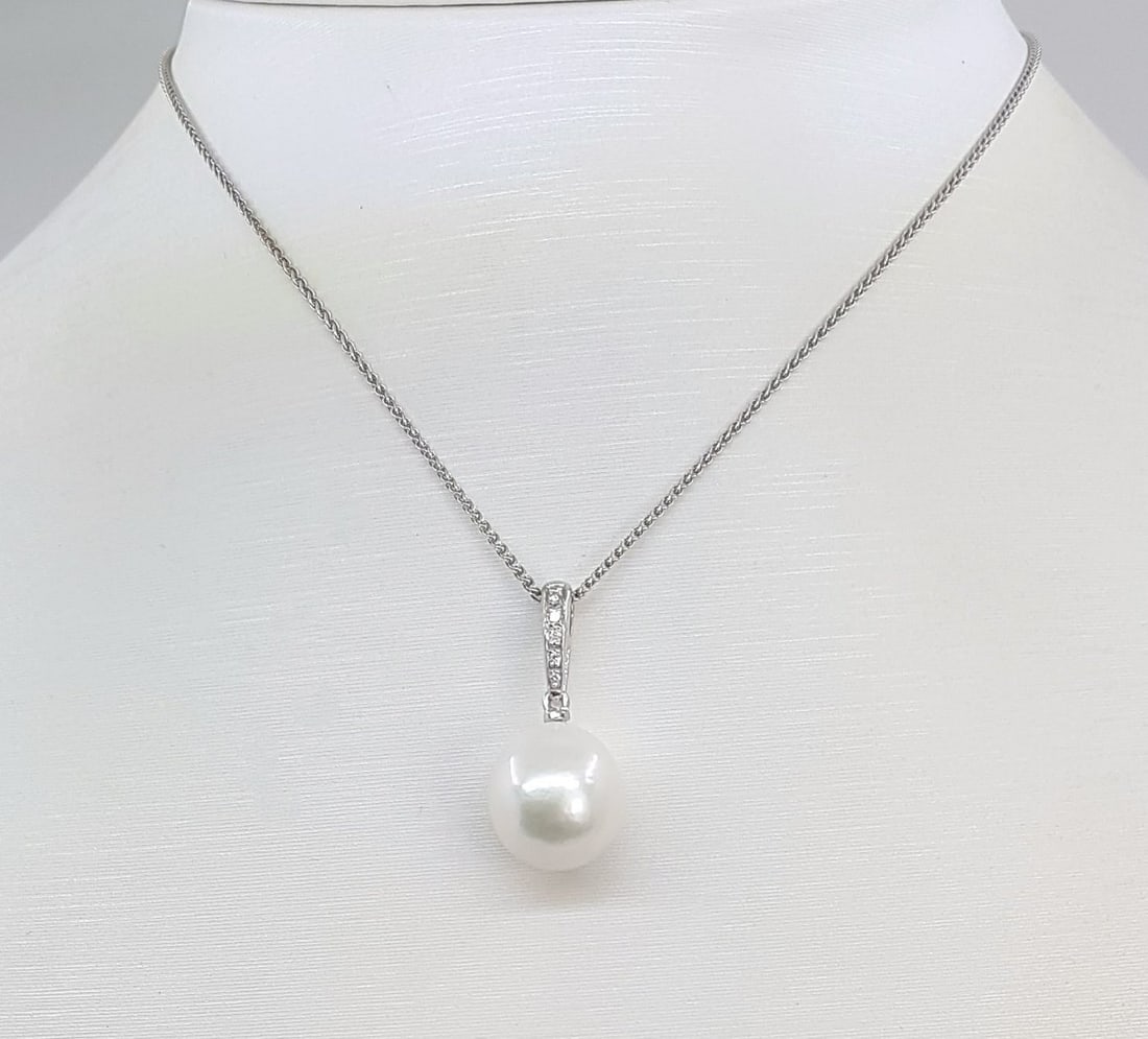11.5mm Vibrant White Edison Freshwater Pearl - 0.04ct - 14 kt. White gold - Necklace with pendant: Title: 11.5mm Vibrant White Edison Freshwater Pearl - 0.04ct - 14 kt. White gold - Necklace with pendant Description: Emerging from the warm waters of Southeast Asia, this pearl has been selected for