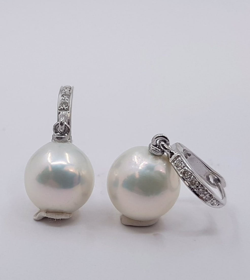 10.5mm White Edison Pearl Drops - 0.09Ct - 14 kt. Gold - Earrings: Title: 10.5mm White Edison Pearl Drops - 0.09Ct - 14 kt. Gold - Earrings Description: A Pair of Edison pearl earrings, that have been hand drawn in 14kt. gold and can be worn throughout the day and ev