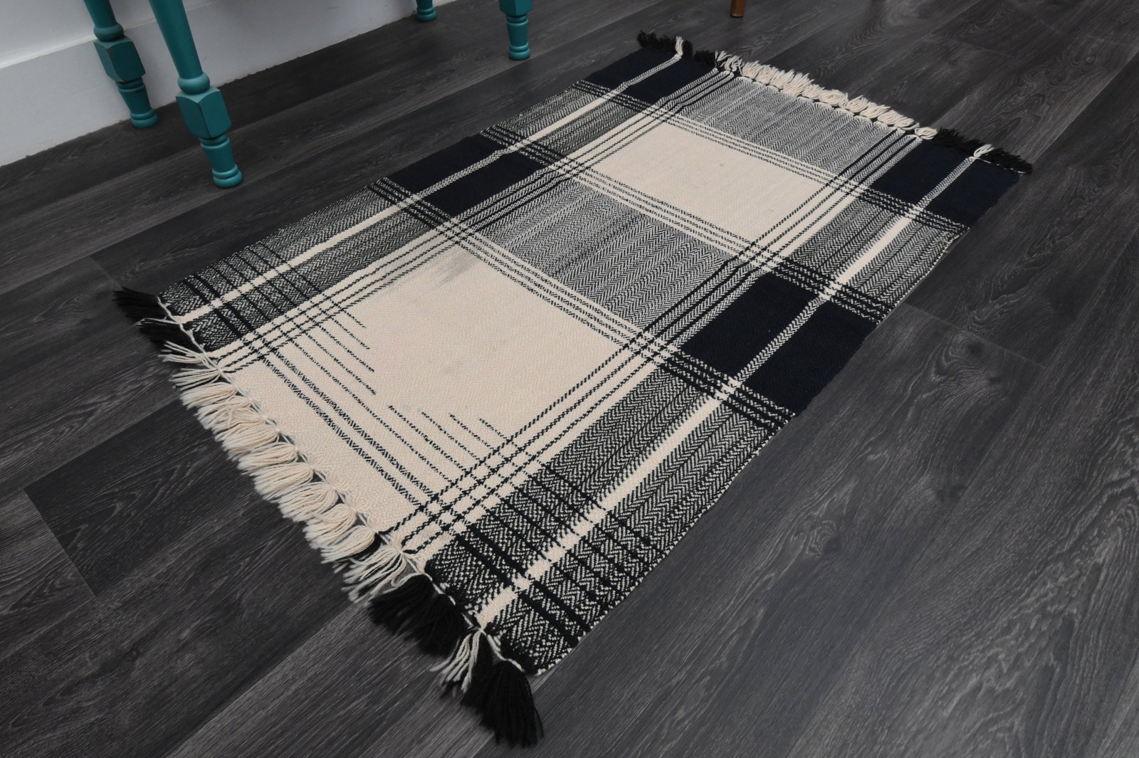 2.7x4 ft, Handloom Area Rug: Title: 2.7x4 ft, Handloom Area Rug Description: This Turkish one-of-a-kind Vintage Flatweave Kilim Rug is hand-knotted and handwoven by the most skilled artisans who use pure wool, in vibrant, natural
