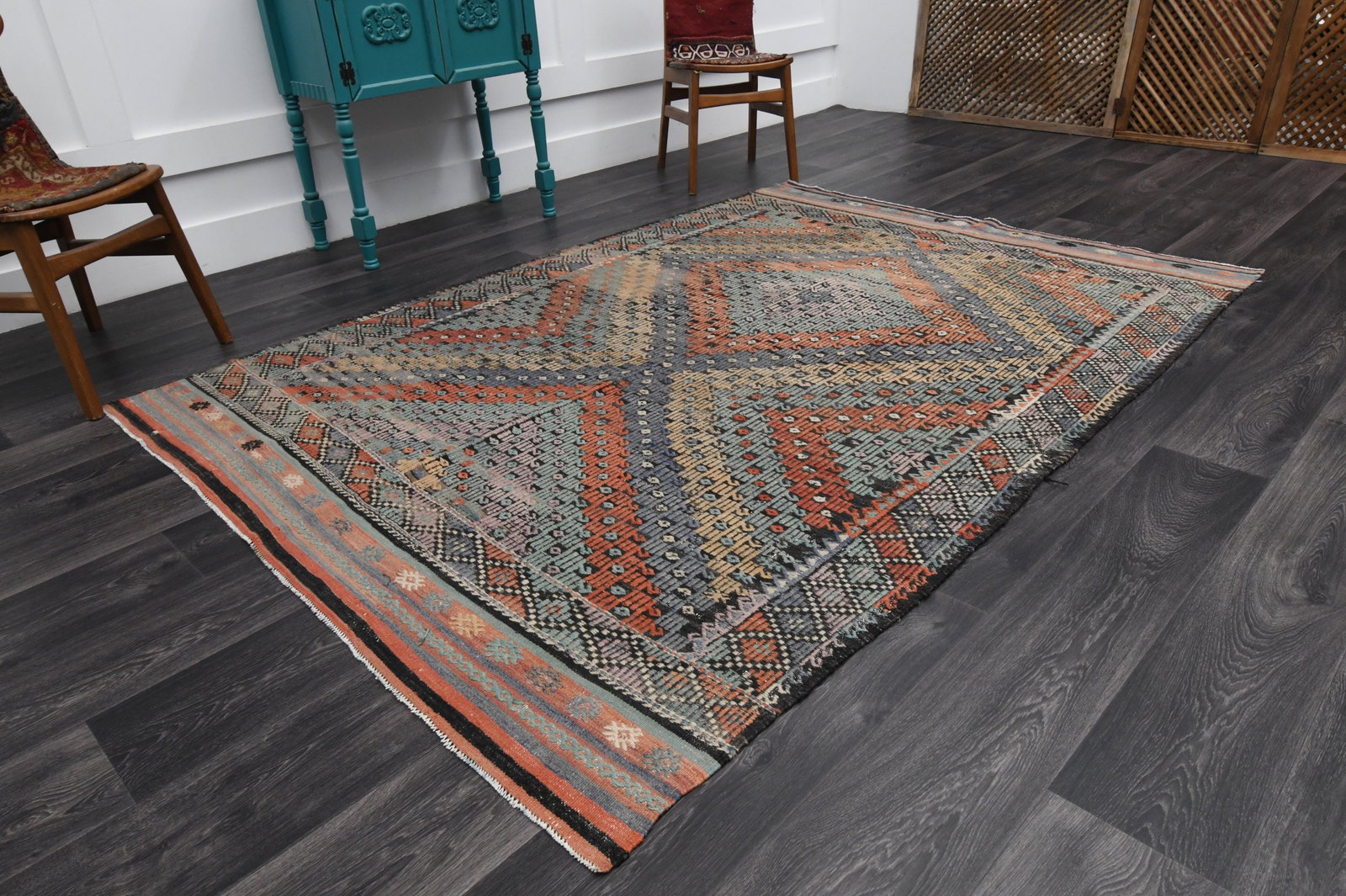 5.8x8.5 ft, TURKISH Flatweave Kilim Rug: Title: 5.8x8.5 ft, TURKISH Flatweave Kilim Rug Description: This Turkish one-of-a-kind Vintage Flatweave Kilim Rug is hand-knotted and handwoven by the most skilled artisans who use pure wool, in vibr