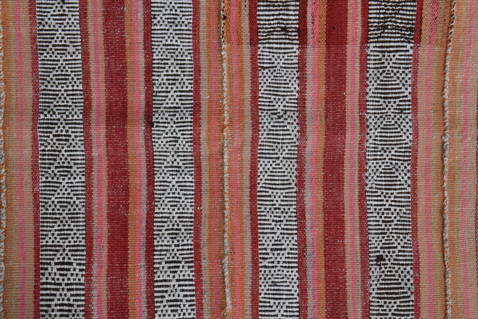 4'5x7'5 ft, VINTAGE TURKISH RUG: Title: 4'5x7'5 ft, VINTAGE TURKISH RUG Description: This Turkish one-of-a-kind Vintage Flatweave Kilim Rug is hand-knotted and handwoven by the most skilled artisans who use pure wool, in vibrant, nat