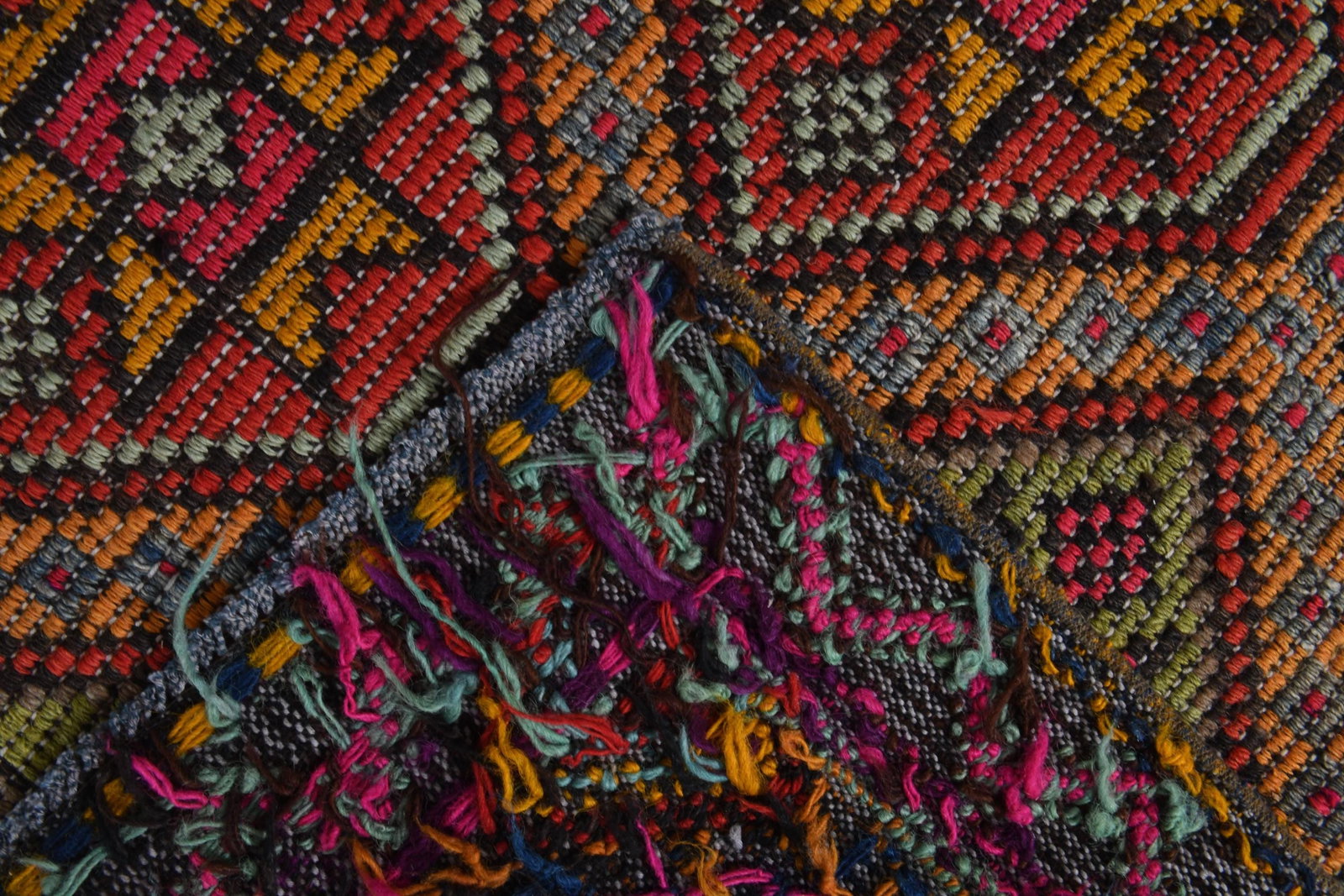 6'2x9'2 ft, ORANGE PINK KILIM, Boho Chic: Title: 6'2x9'2 ft, ORANGE PINK KILIM, Boho Chic Description: This Turkish one-of-a-kind Vintage Flatweave Kilim Rug is hand-knotted and handwoven by the most skilled artisans who use pure wool, in vib